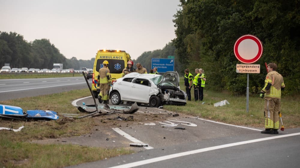 Auto slaat zes keer over de kop bij heftig ongeluk op A27