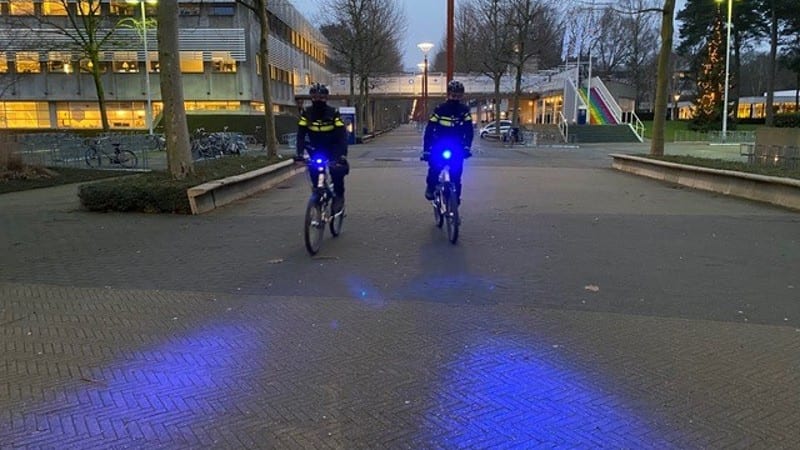 Politie test blauwe zwaailichten voor agenten op de fiets