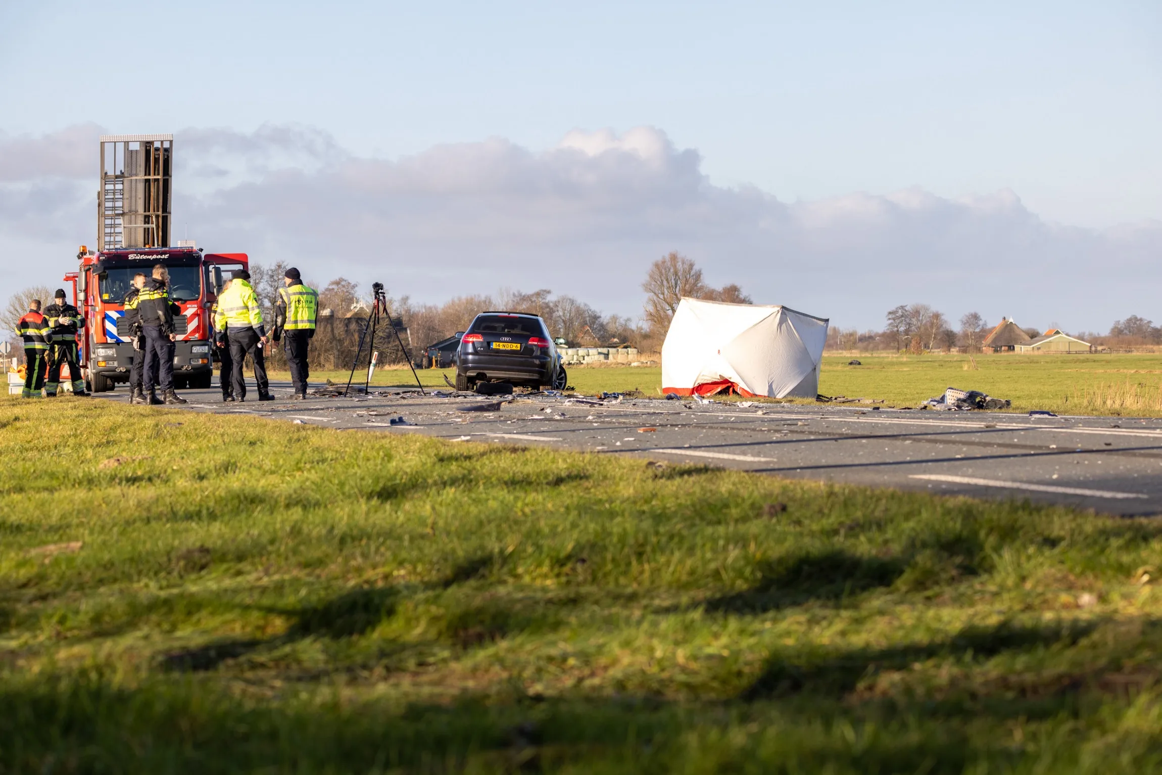 Vrouwelijke automobilist (49) overleden bij ernstig ongeval met vrachtwagen Fries dorp