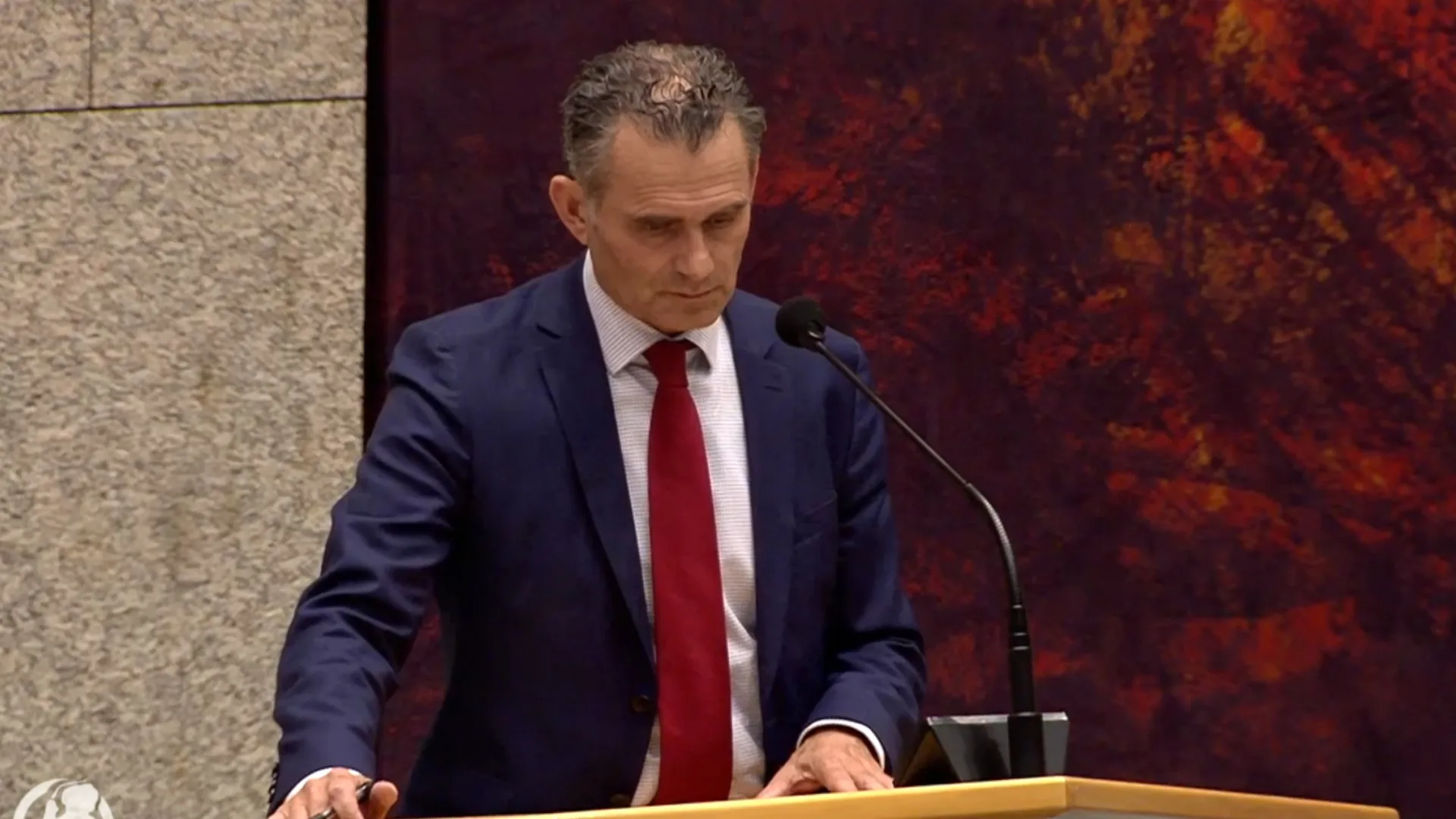 Kamerlid Tom van der Lee wordt onwel tijdens debat in Tweede Kamer