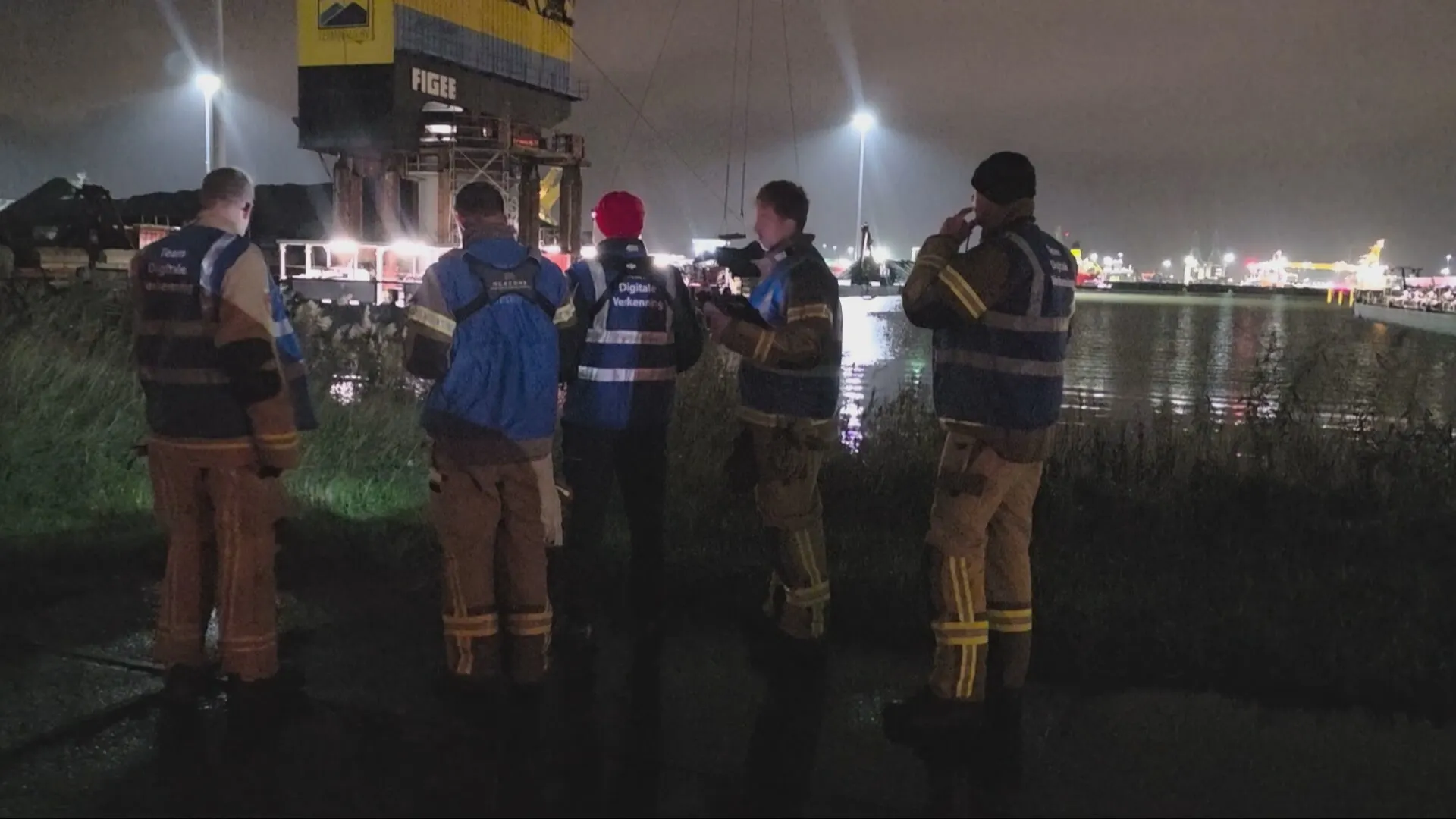 Bootje overvaren door schip bij Amsterdam, 2 vermisten