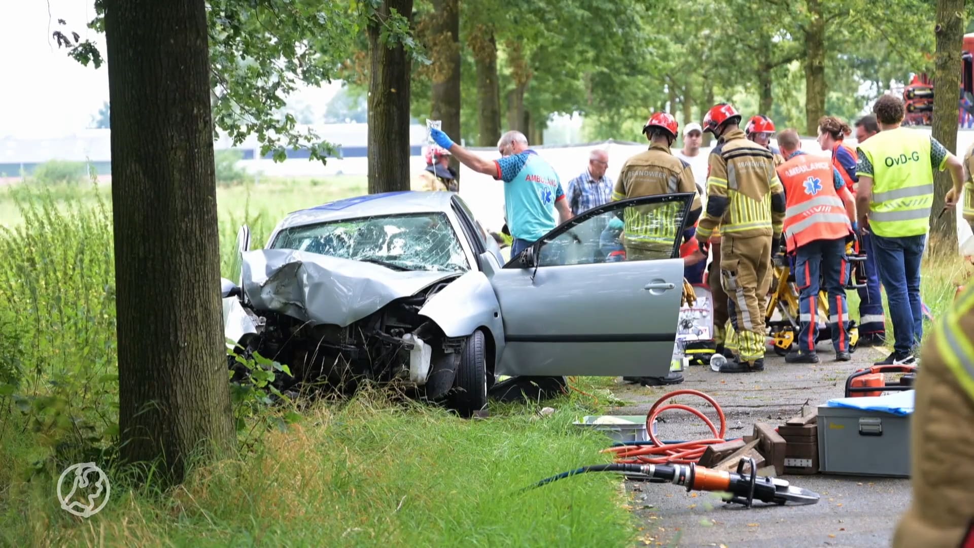 Zware crash op N395: bestuurder zwaargewond, passagier overleden