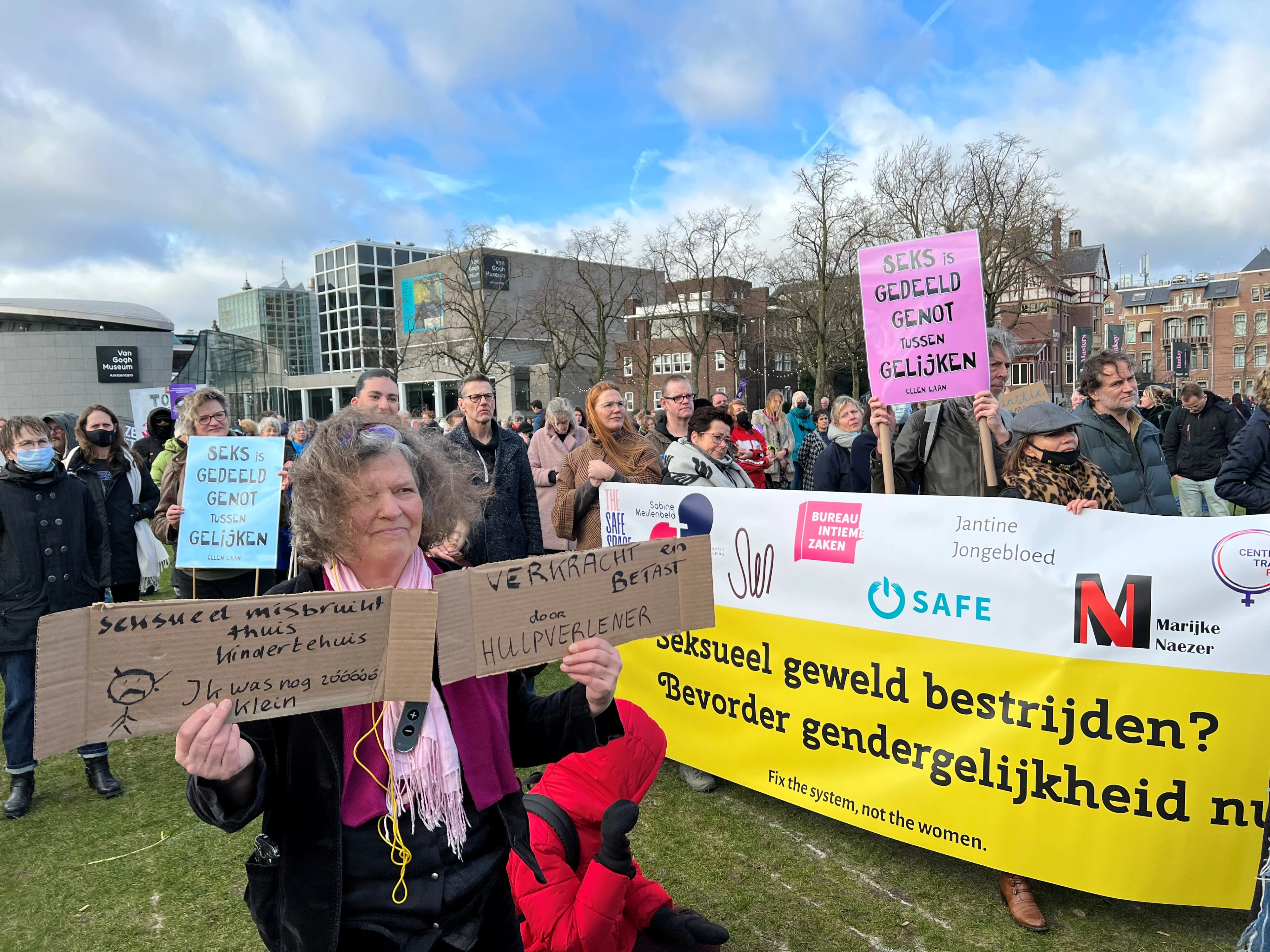 Honderden mensen op Museumplein voor demonstratie tegen seksueel geweld