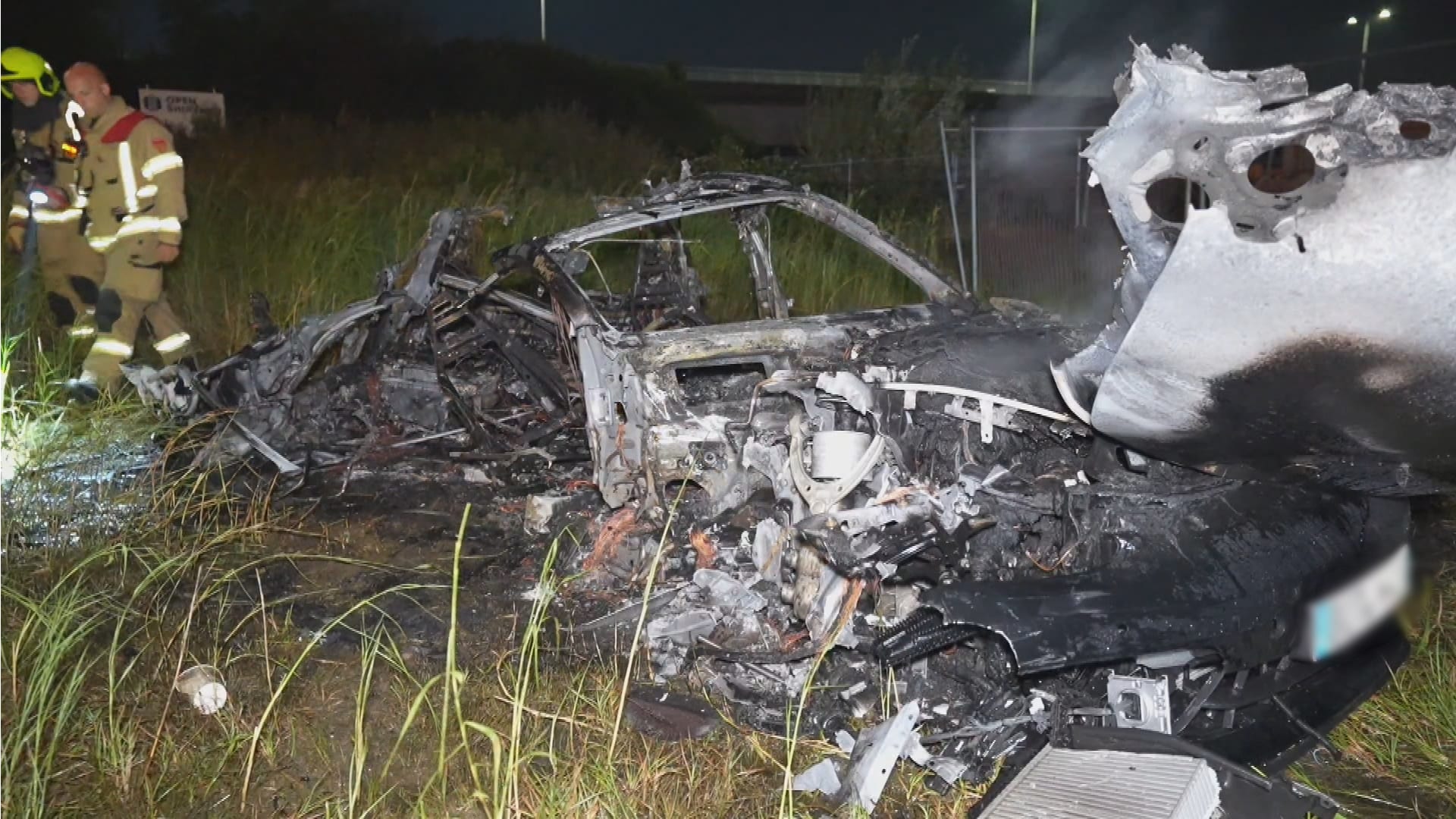 Driften gaat helemaal mis: peperdure Porsche vliegt volledig in brand