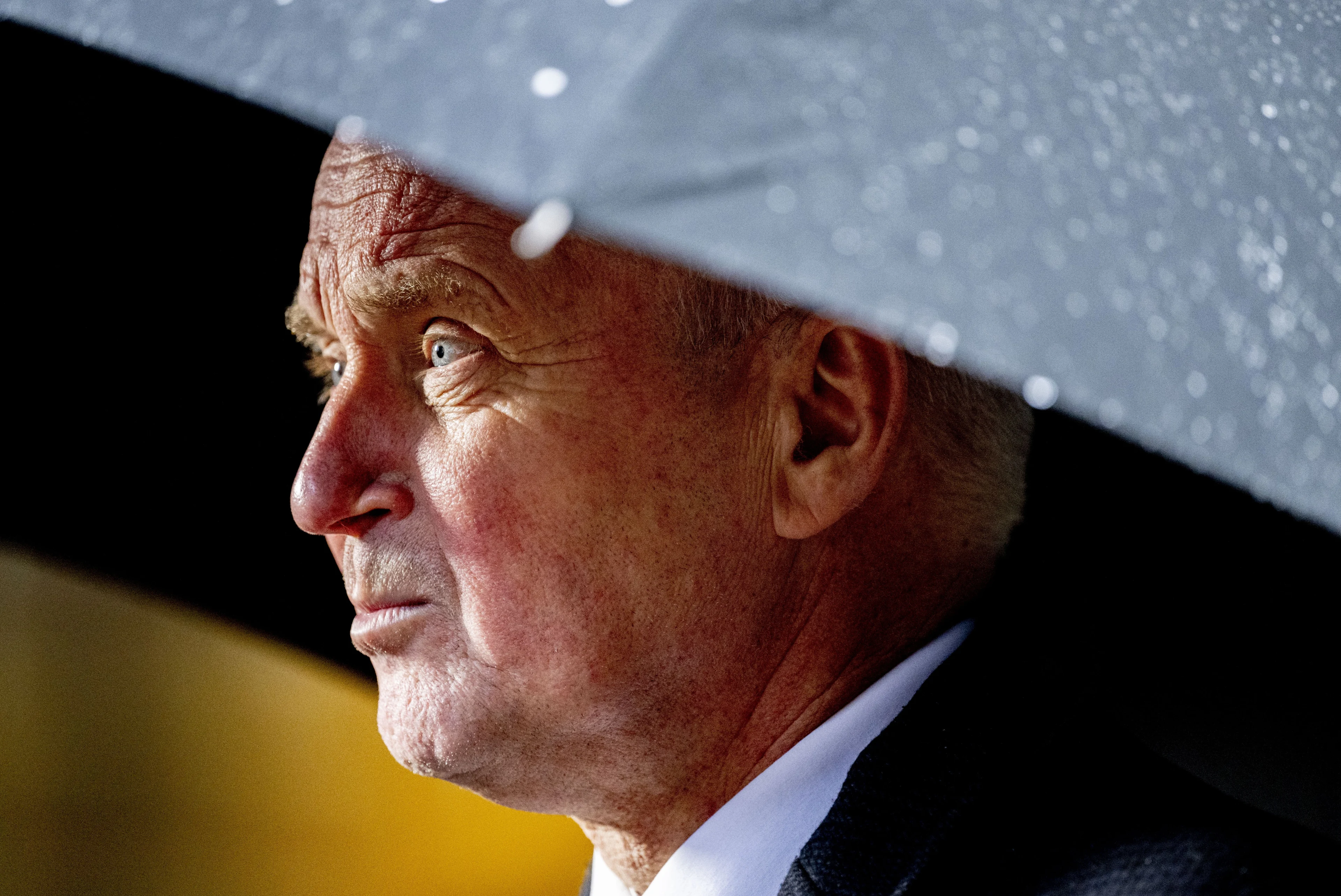 Emotionele staatssecretaris breekt aan talkshowtafel om Bijlmerramp: 'Raakt me nog steeds'