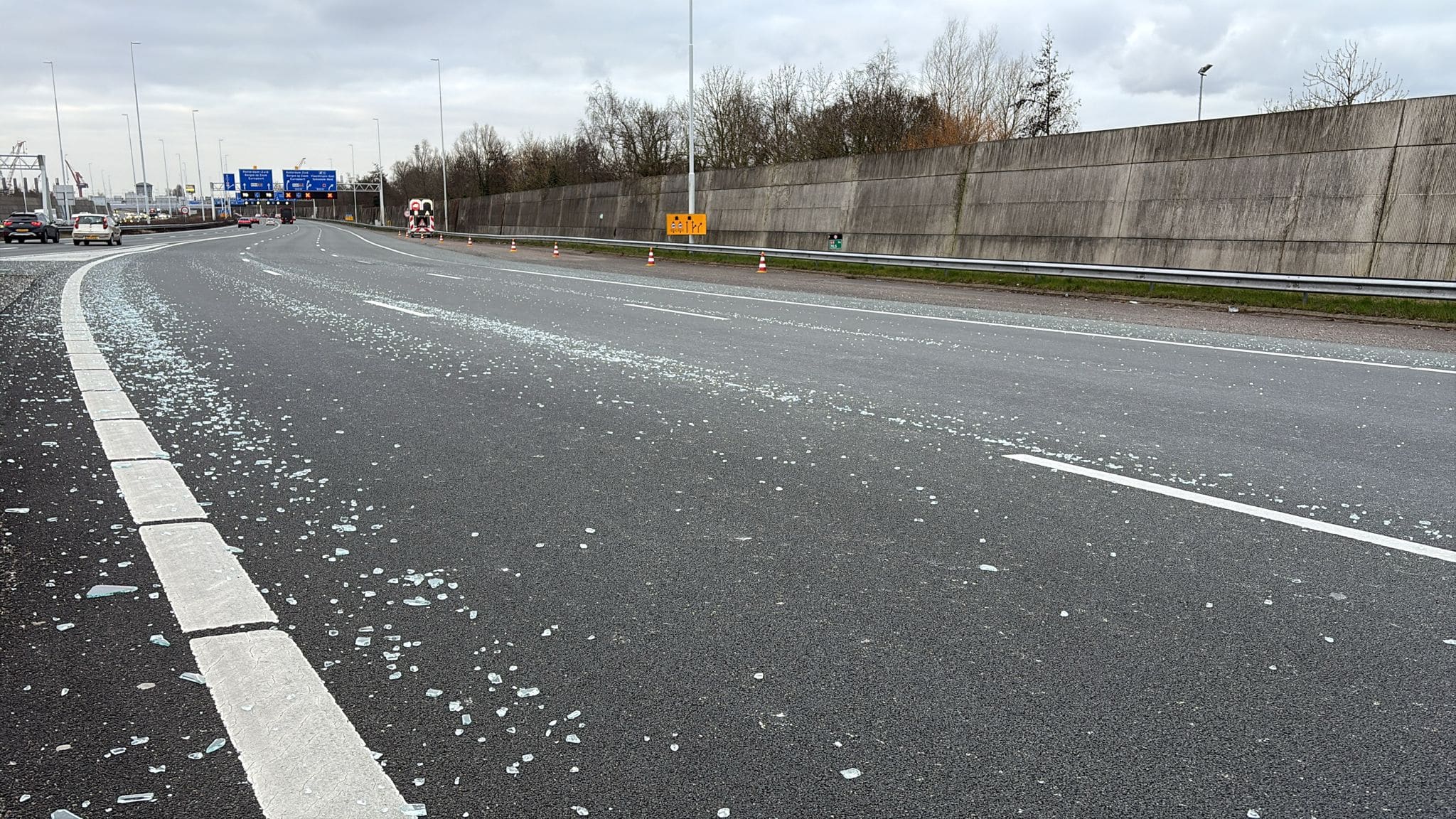 Weg A20 naar A4 dicht om kapotte glasplaten, maar automobilisten negeren rode kruisen