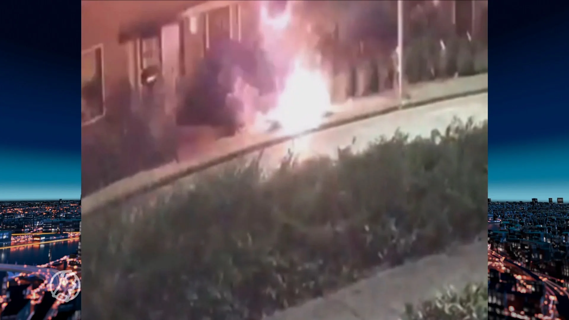 Met een grote steekvlam ontploft de stoep voor het huis van Bert en Tiny in Kampen