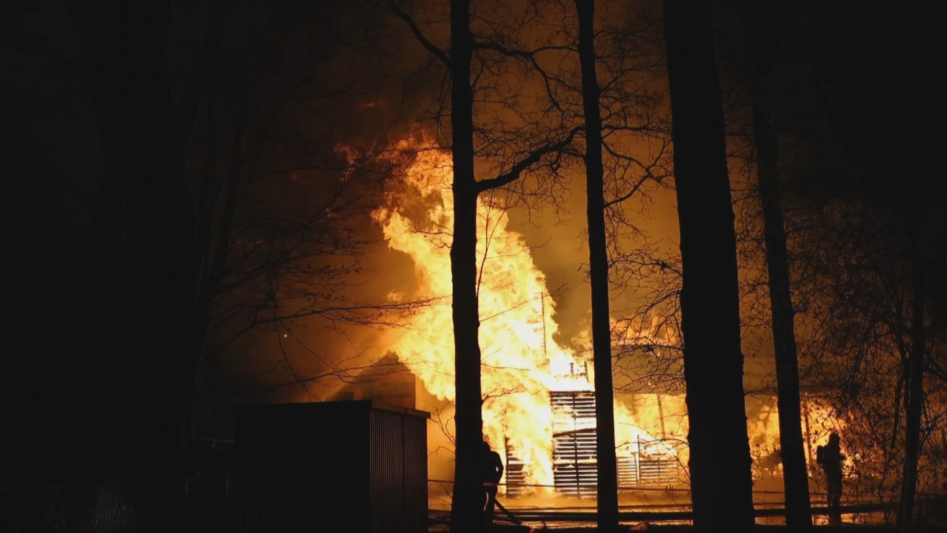 Twee schuren verloren bij nachtelijke brand houtbedrijf Rutten