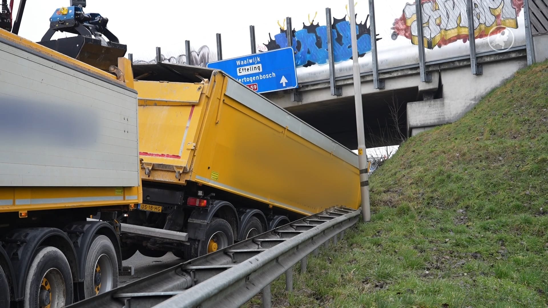 A59 bij Hooipolder tot in de avond dicht na gekantelde vrachtwagen
