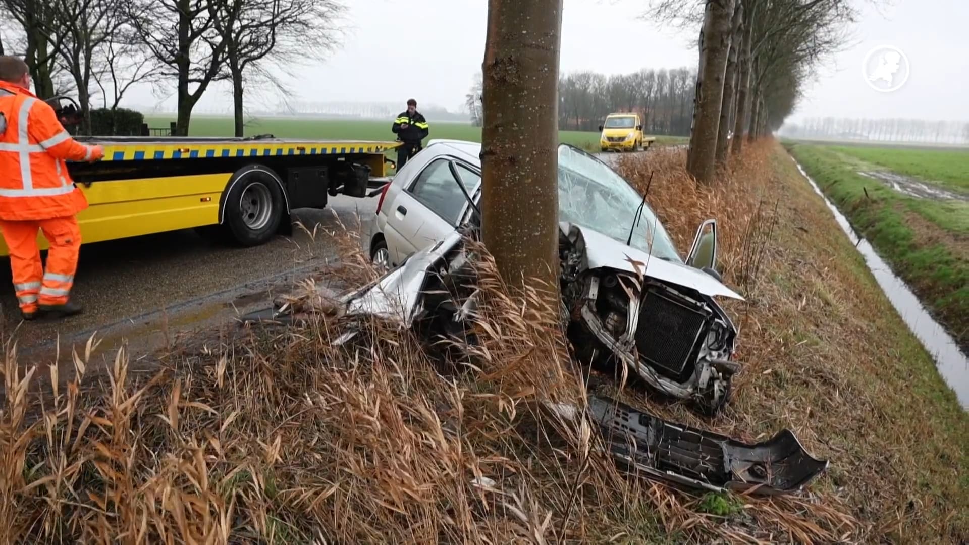 Automobilist zwaargewond nadat auto tegen boom knalt in Emmeloord