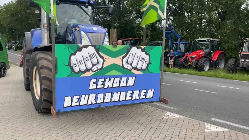 Tientallen boeren met trekkers van de A12 bij Utrecht gehaald