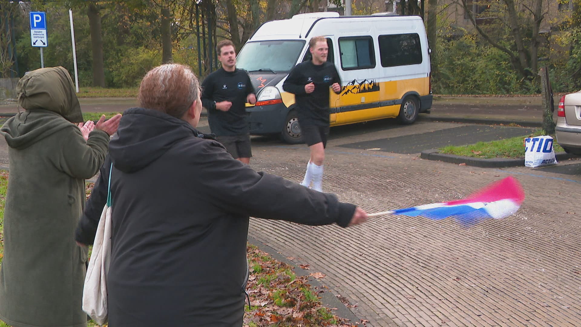 Joachim en Justin rennen een marathon... op een rotonde in Pijnacker