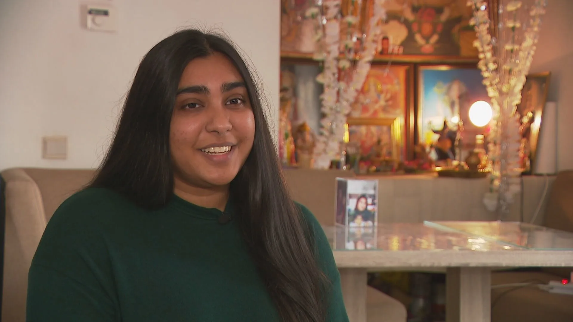 Monisha (20) mag waarschijnlijk in ouderlijk huis blijven wonen: 'Eindelijk tijd om te rouwen'