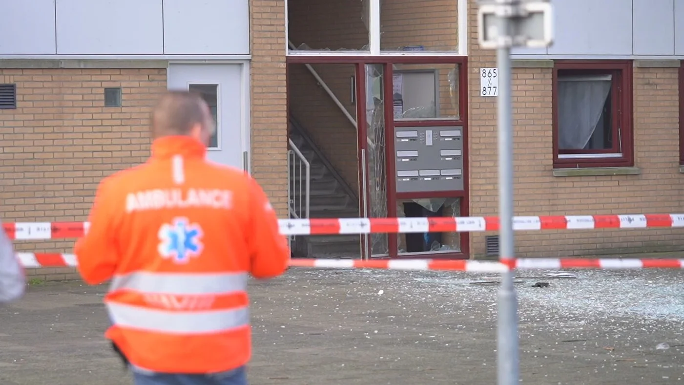 Explosie blaast ruiten uit portiekflat in Rotterdam