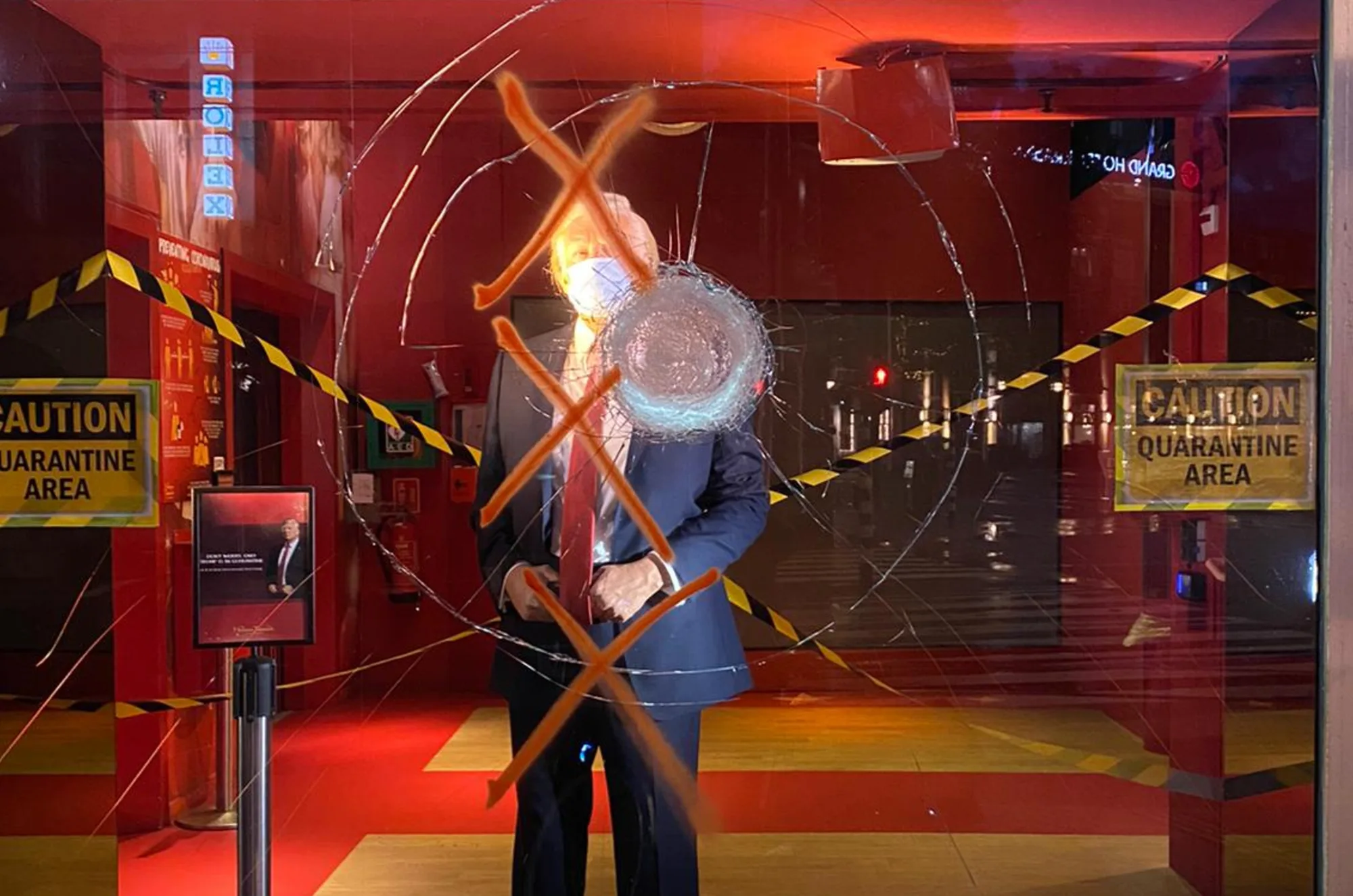 Ruit ingegooid bij Madame Tussauds: Trump met mondkapje is doelwit