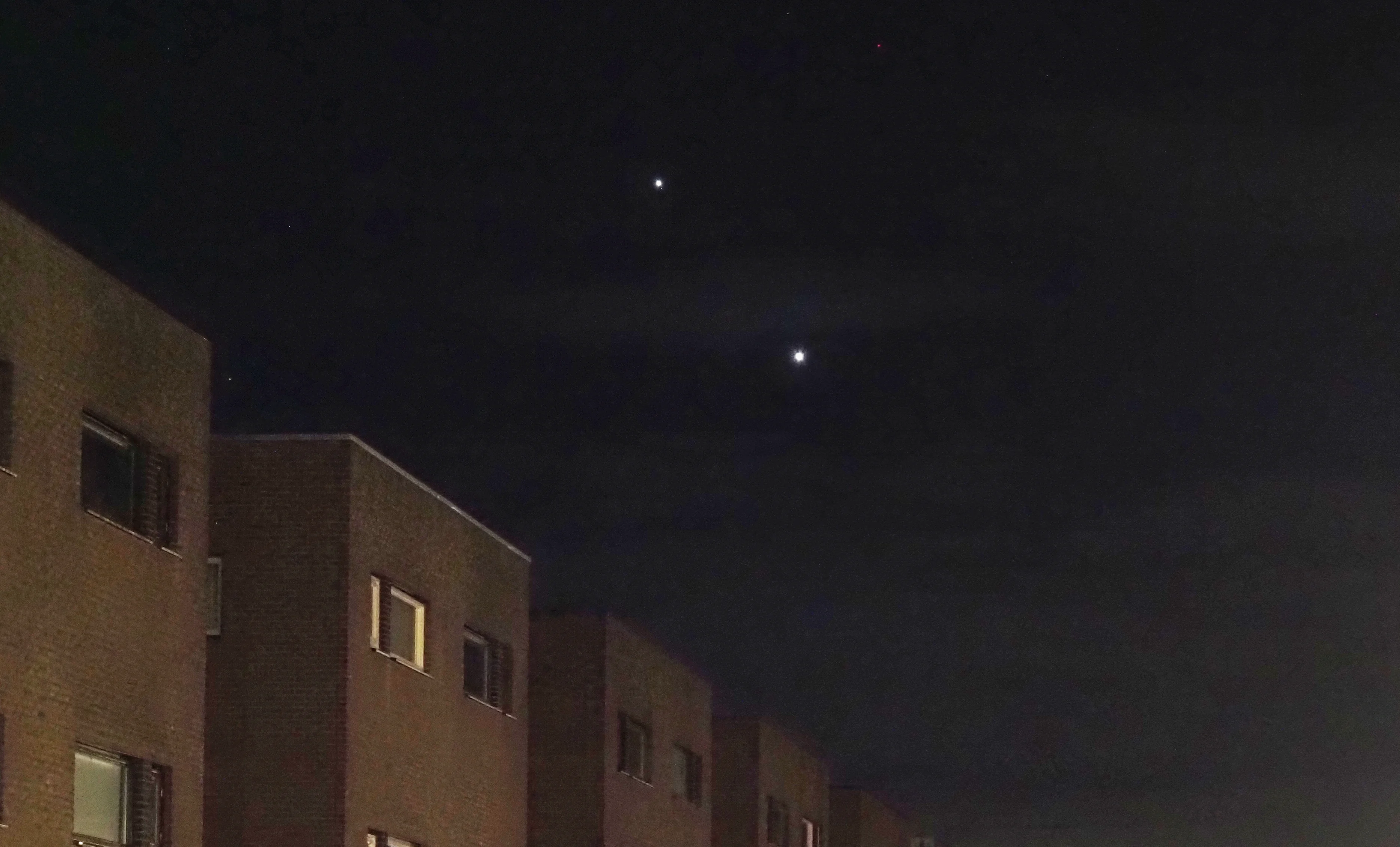 Wat zijn die twee heldere lichtpuntjes aan de hemel deze avonden?