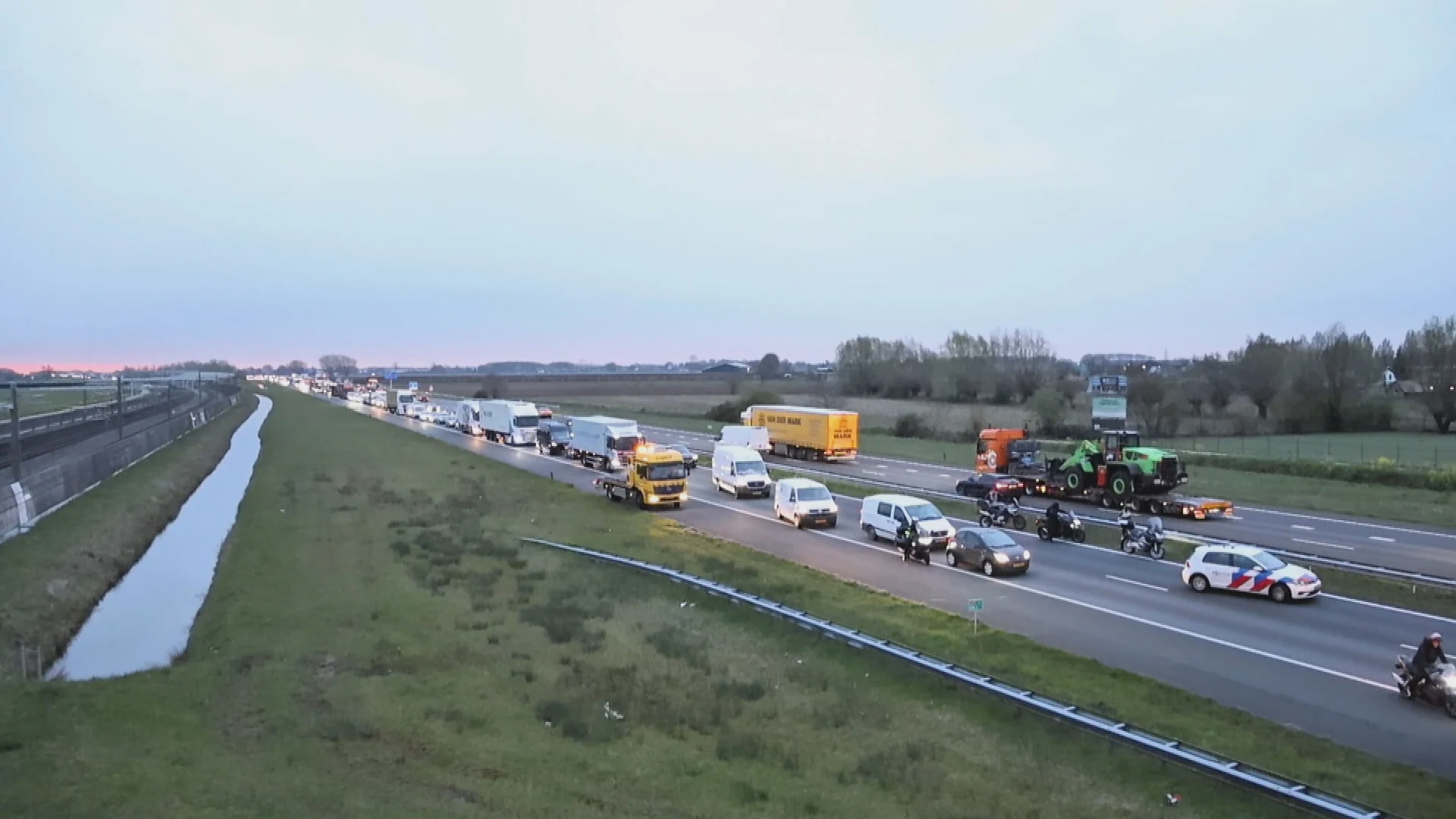 Zware files na ongelukken op A15 en A12: vertraging loopt op