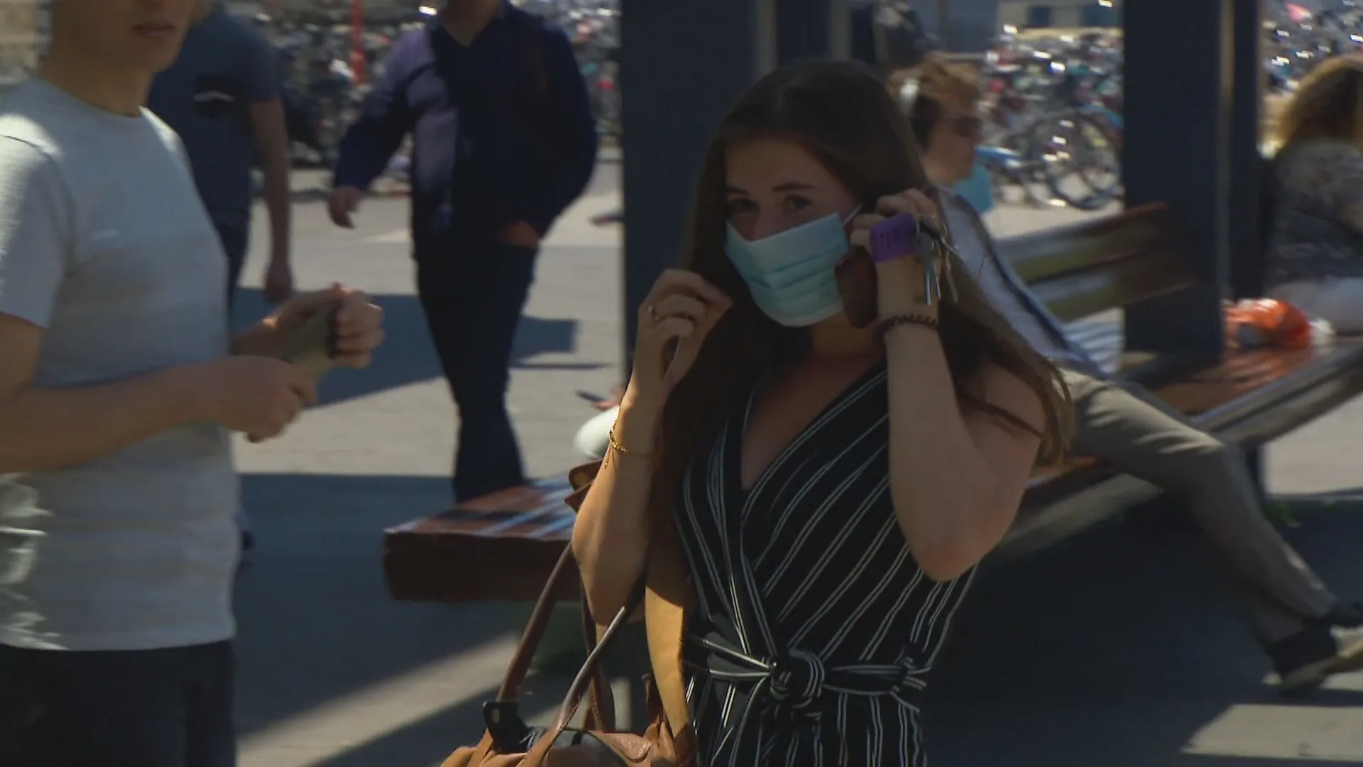 Mondkapjes in het openbaar vervoer: 'Beetje benauwd en warm, maar went snel'