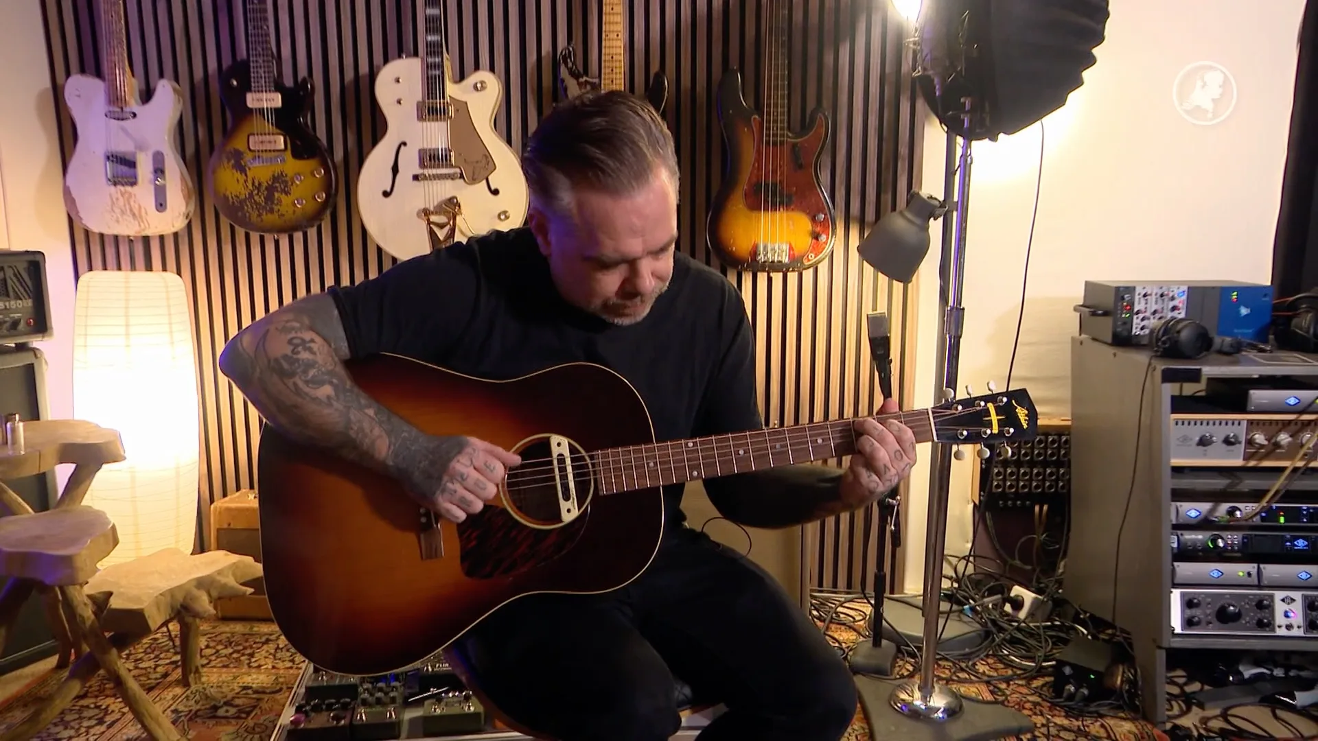 Unieke gitaren van Maroen gestolen bij inbraak: 'Bizar dat mensen dit doen'