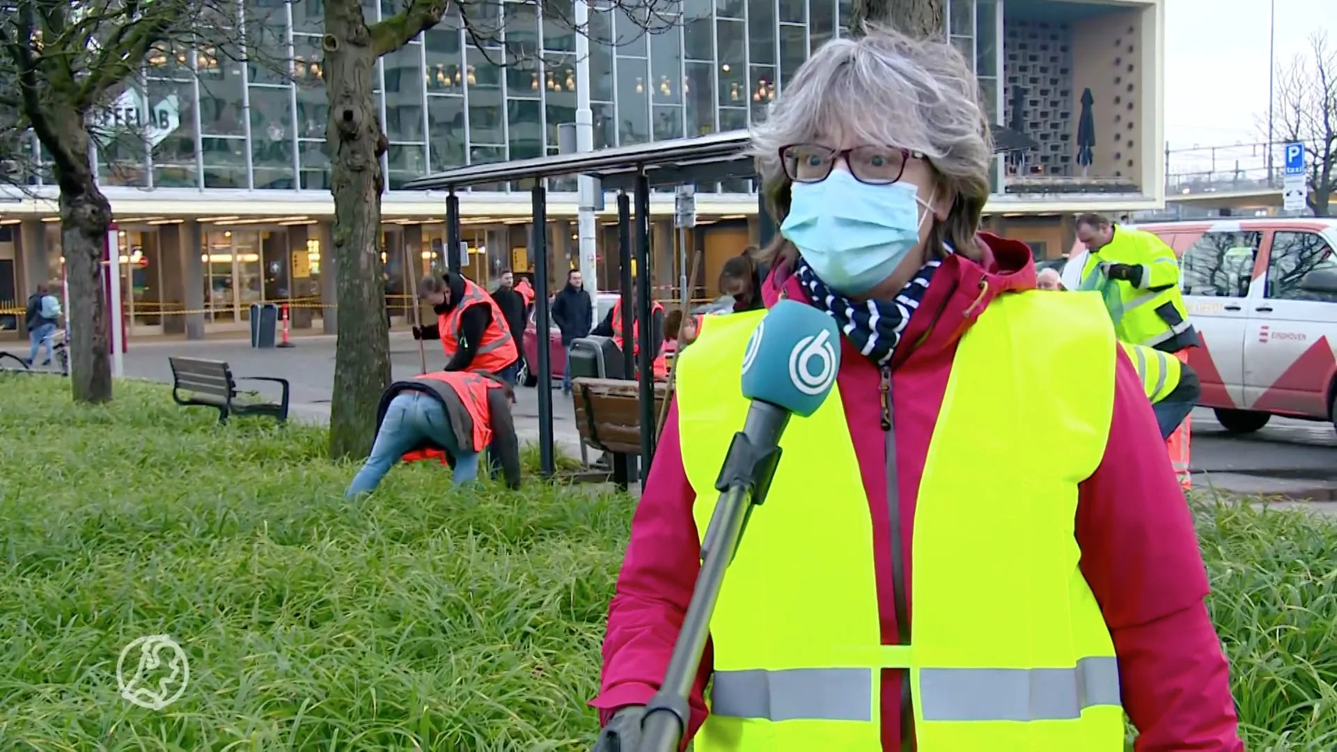 Burgers helpen spontaan mee met opruimen ravage Eindhoven