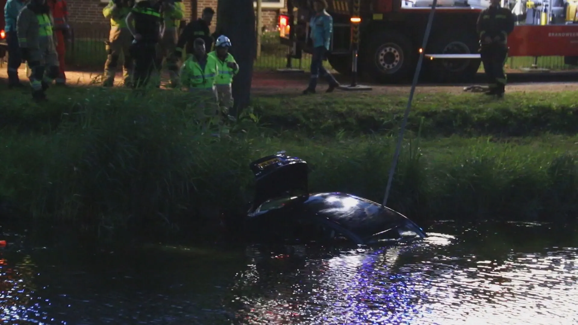 Vrouw rijdt met auto kanaal in Bellingwolde in en overlijdt