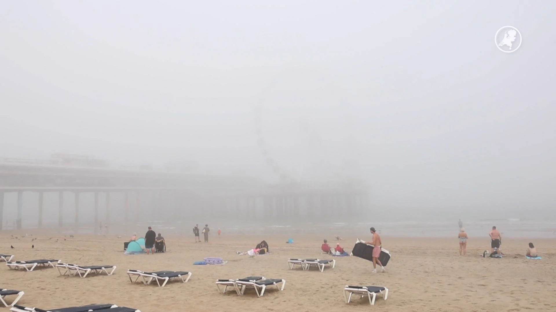 ZIEN: Dagje strand valt in water door enorm dichte mist bij Scheveningen