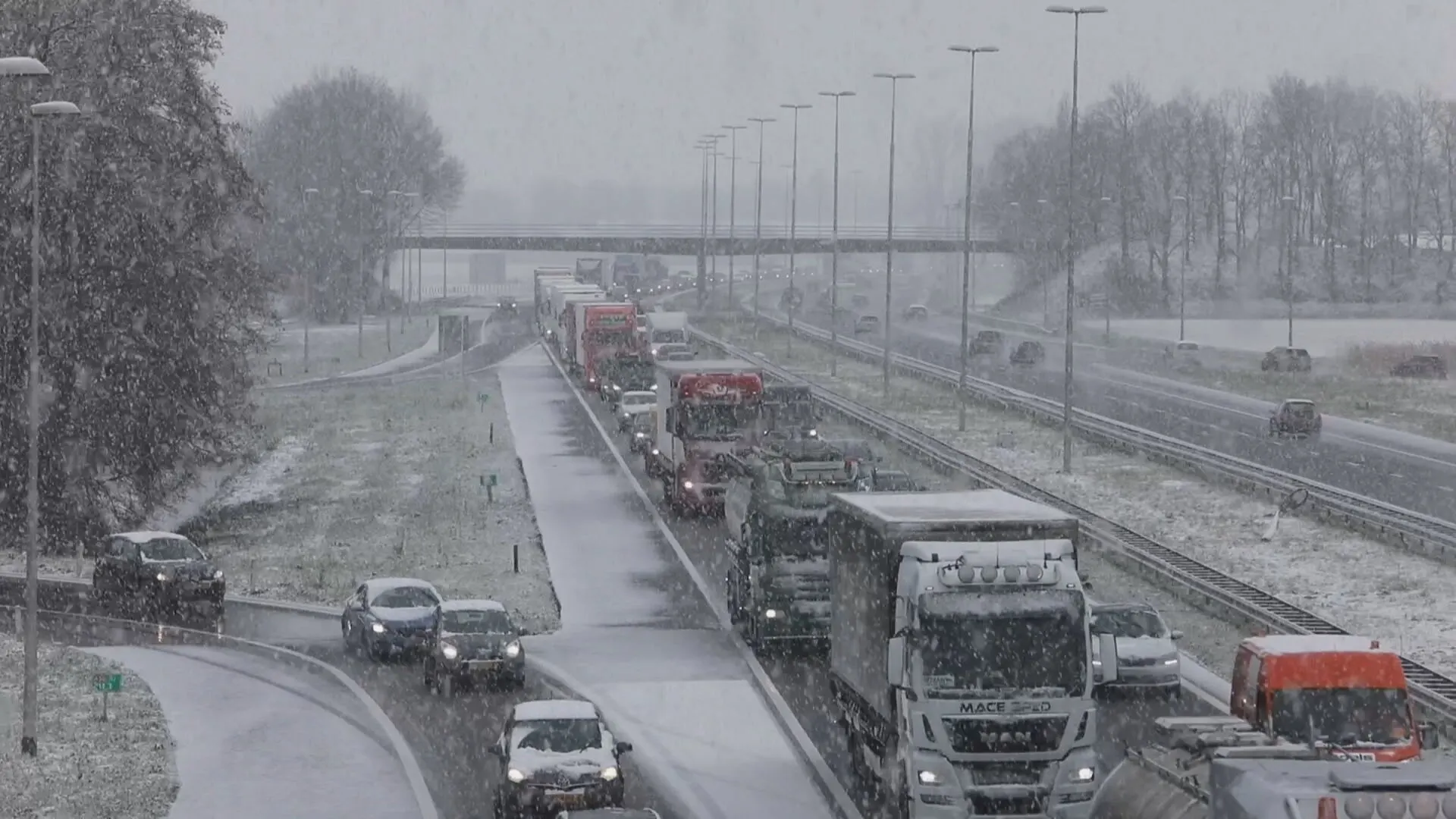 Vooral in westen en midden van Nederland files door sneeuw
