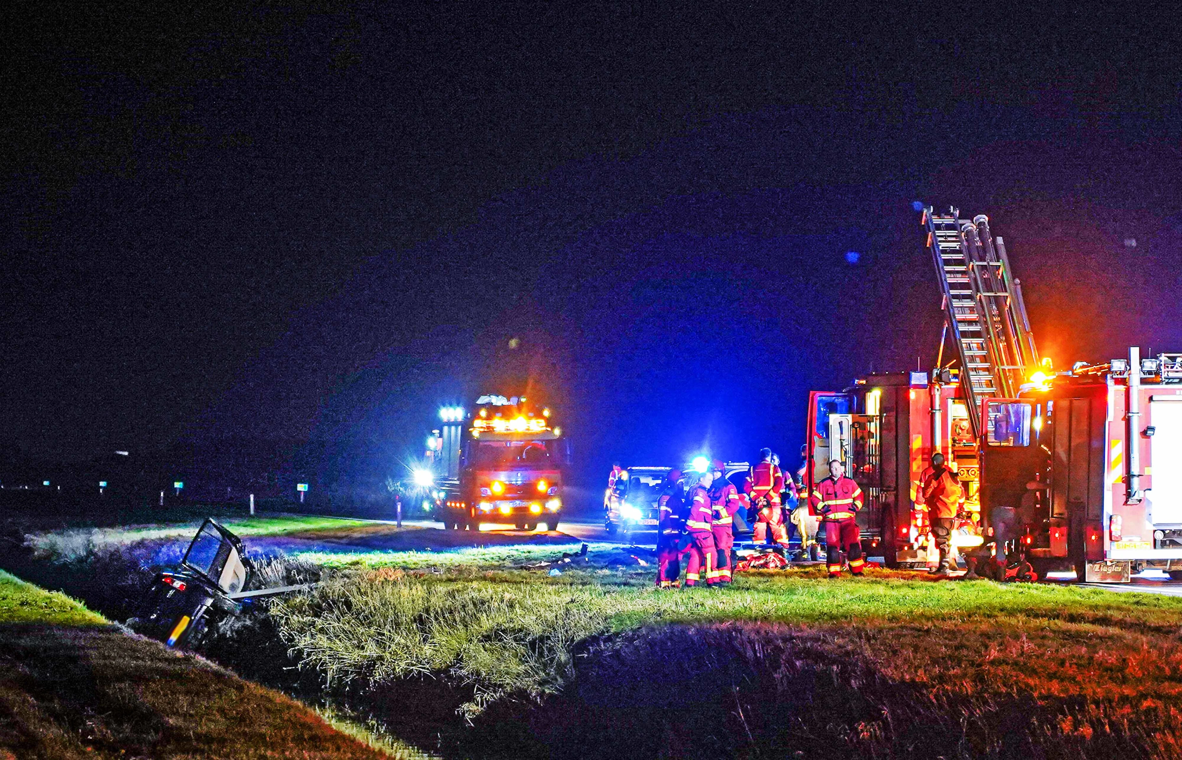 Twee personen overleden bij ernstig ongeval Stadskanaal, auto belandt in sloot