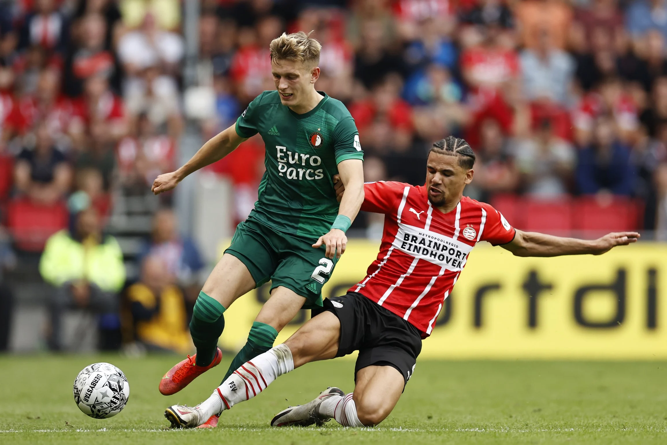 PSV verliest met 0-4 van Feyenoord en verliest koppositie
