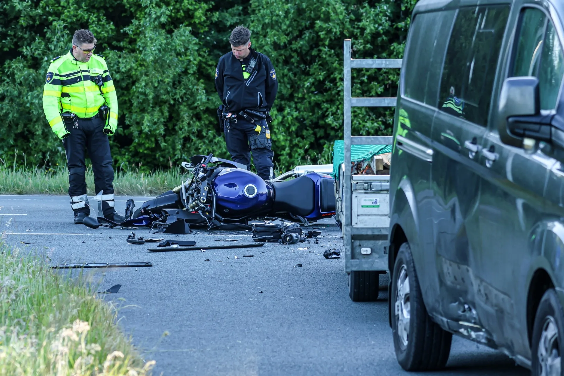 Motorrijder overleden na aanrijding met busje in Sumar