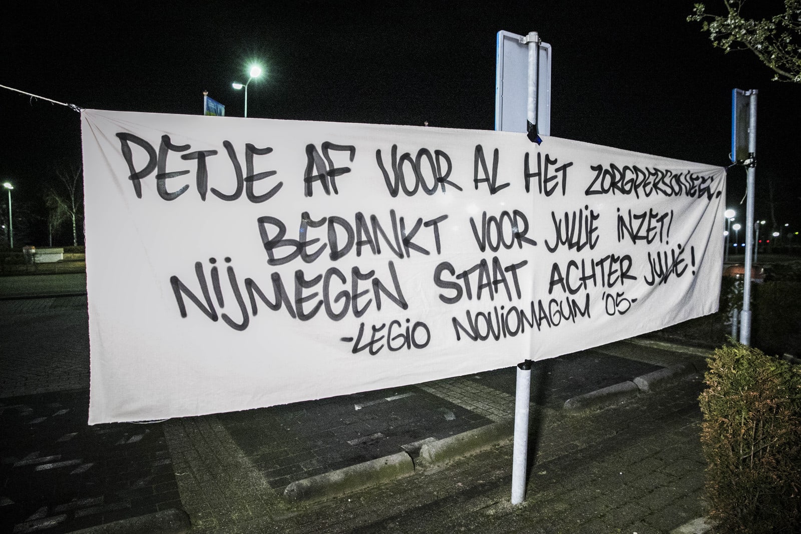Voetbalsupporters steken ziekenhuismedewerkers hart onder de riem: 'Petje af voor al het zorgpersoneel'