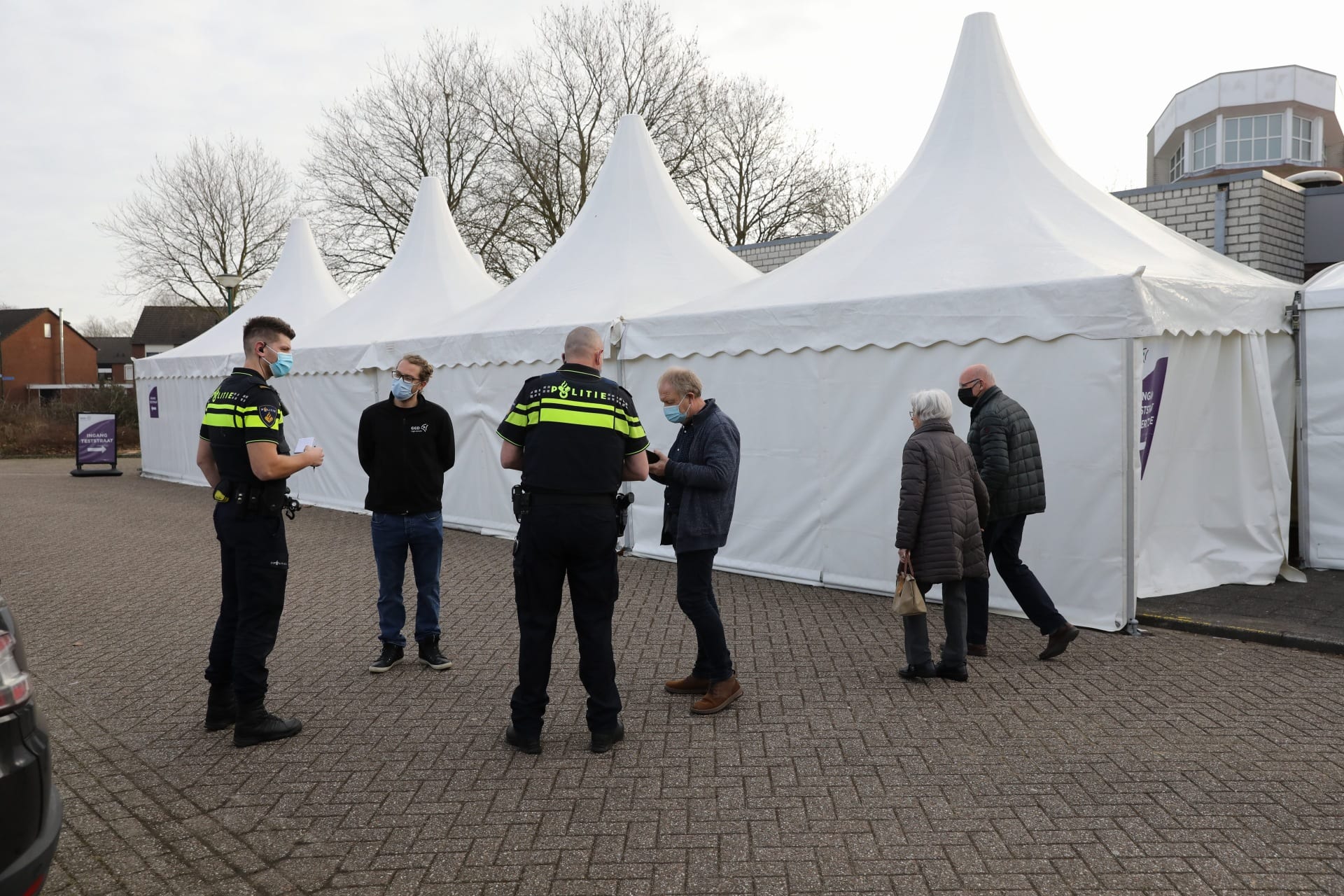 Coronateststraat, borden en grafstenen in Bunschoten beklad: GGD doet aangifte
