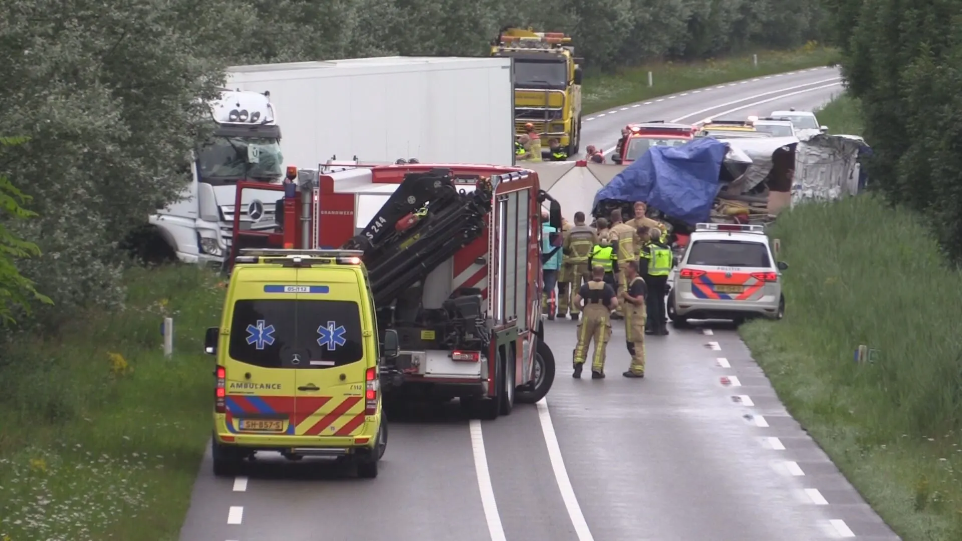 Dode en gewonde door ongeval met vrachtwagen en bestelbus bij Enter
