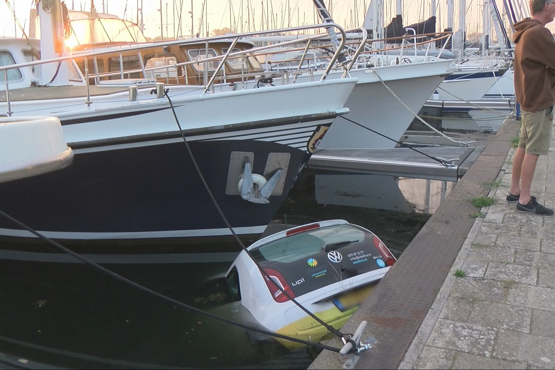 Schoonmaakster vergeet handrem, auto rolt zo jachthaven Brouwershaven in