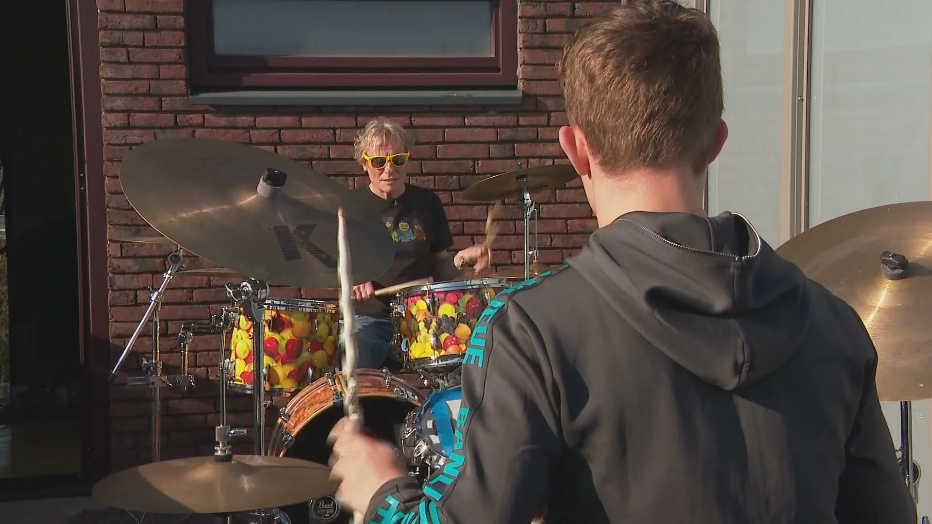 Muziekles geven ten tijde van corona: drummen op dakterras als protest