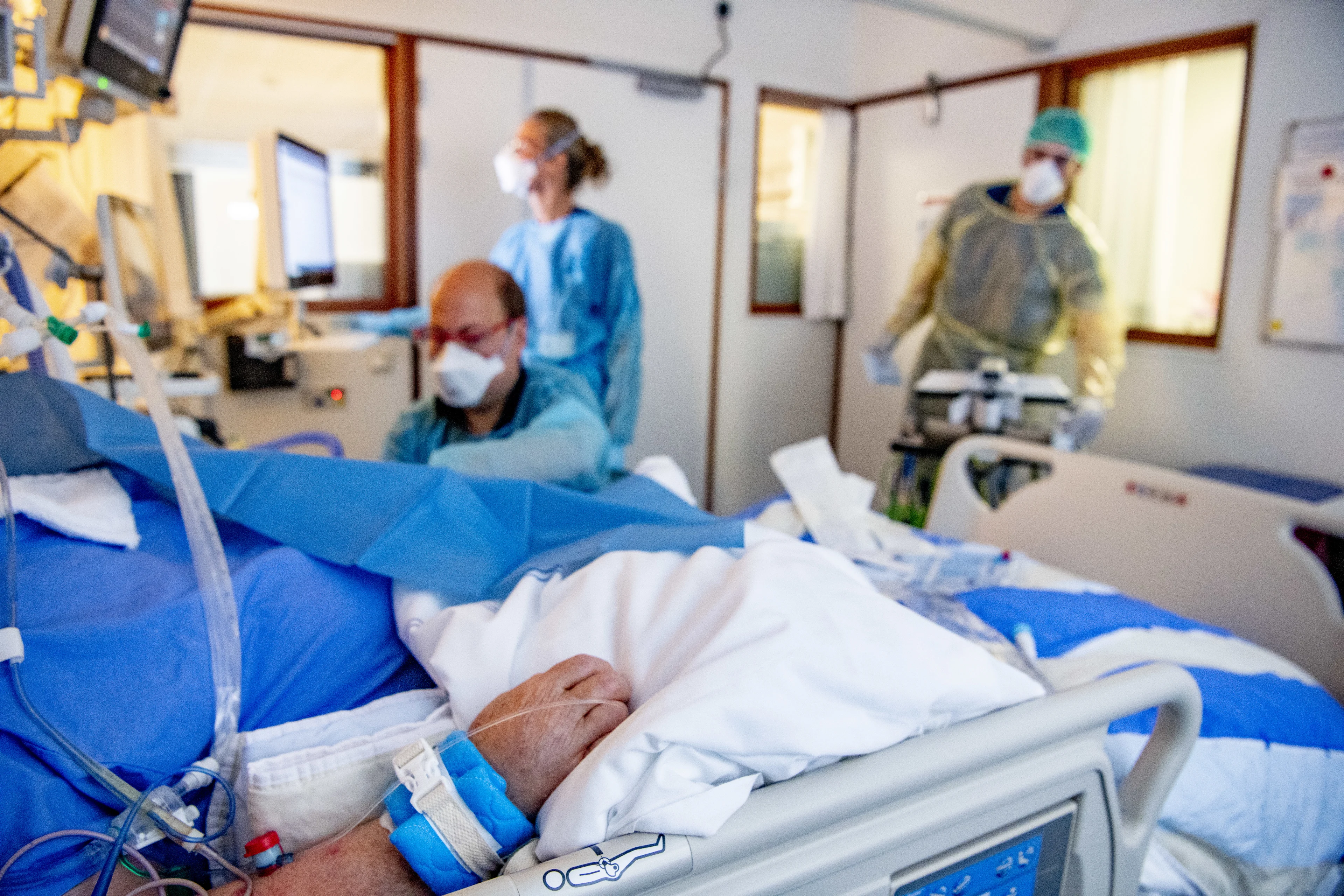 Opnieuw meer coronabesmettingen en patiënten, hoogste aantal in ruim drie maanden