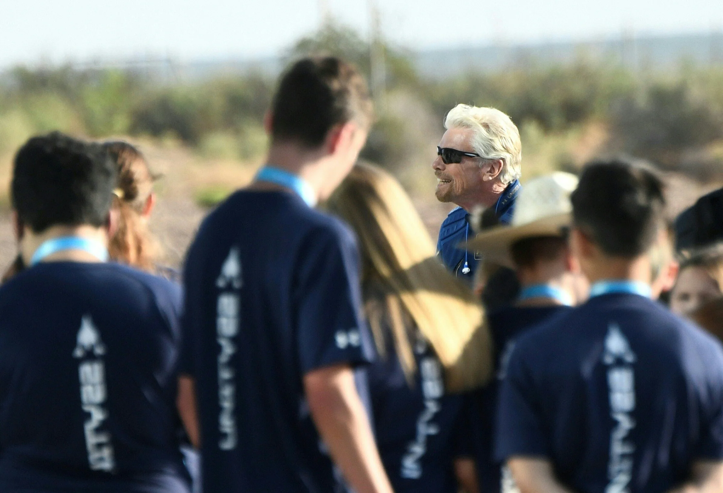 Zakenman Branson terug na eerste ruimtevlucht in eigen raket