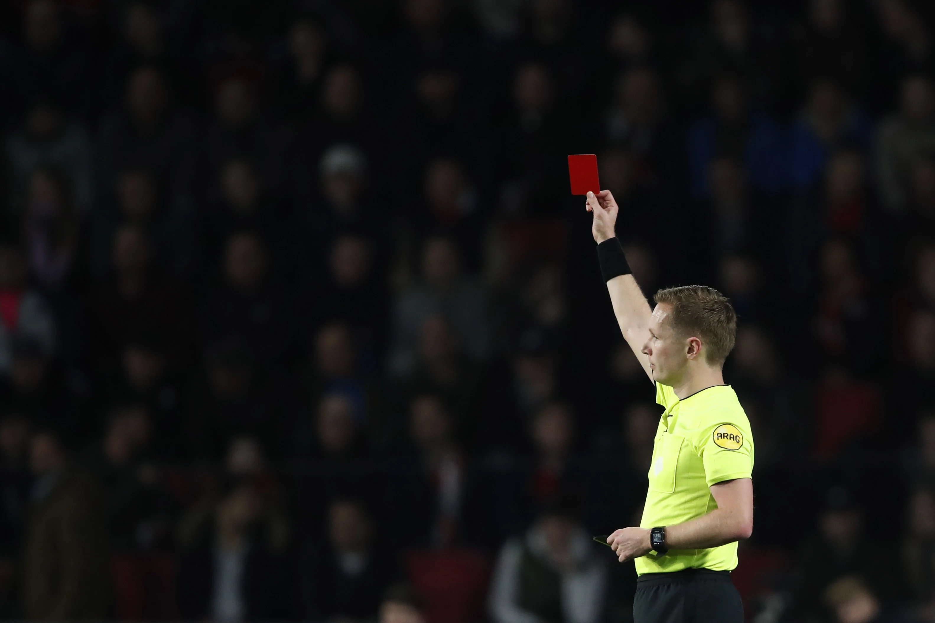 Harde sliding met grote gevolgen: speler breekt been en enkels