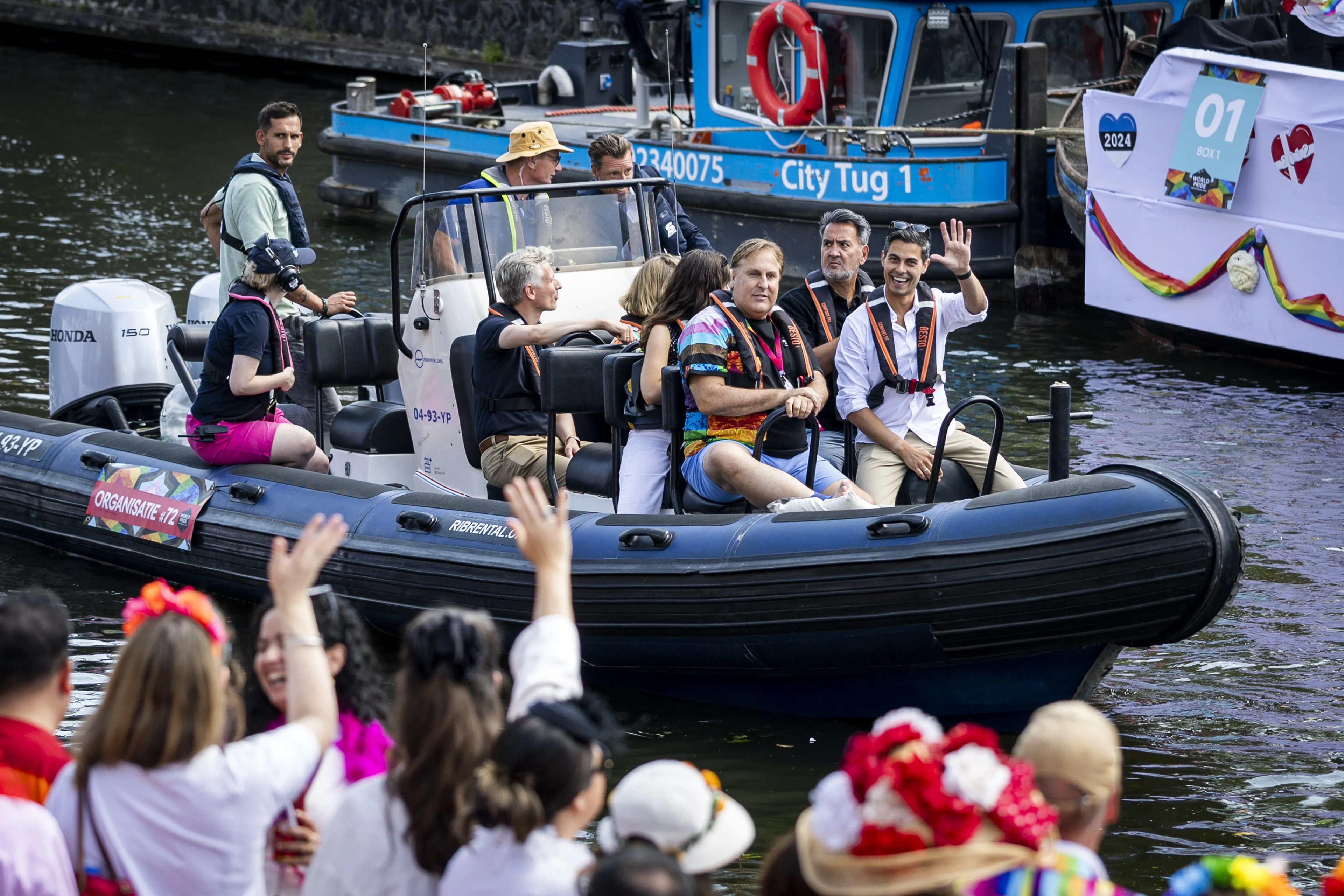 Premier Jetten vaart mee met Canal Parade in Amsterdam