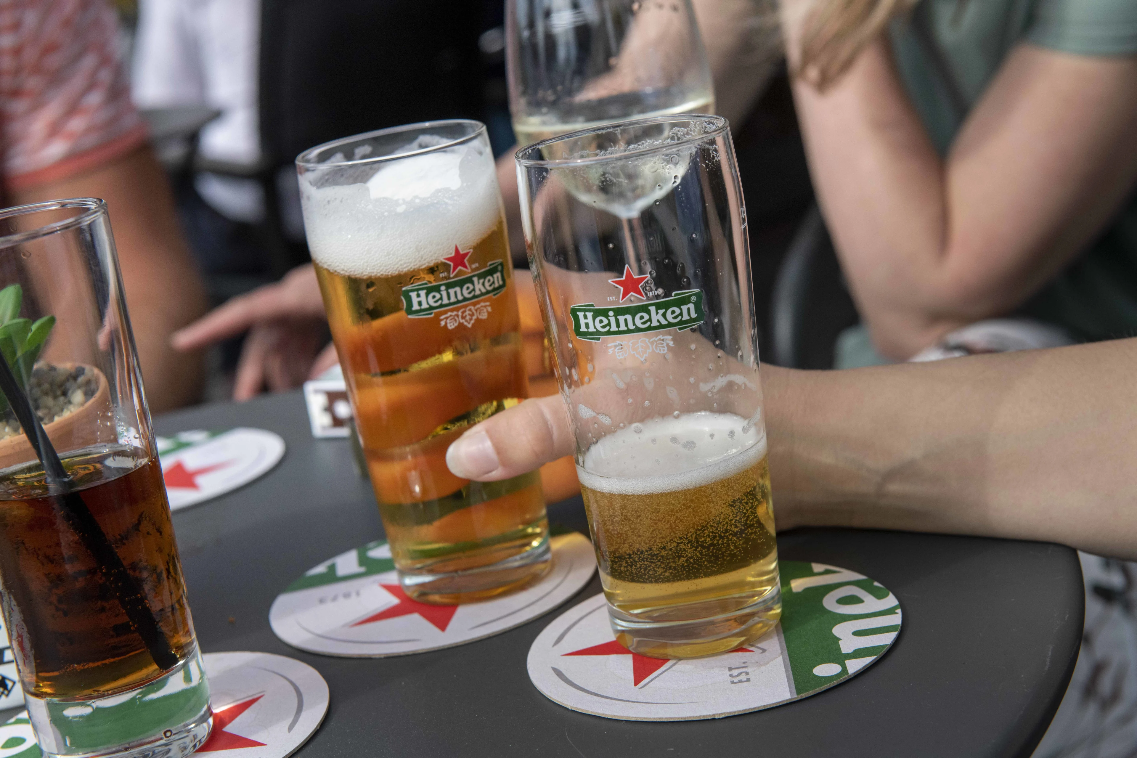 Bierprijs gaat omhoog: Heineken gaat hoge kosten doorberekenen