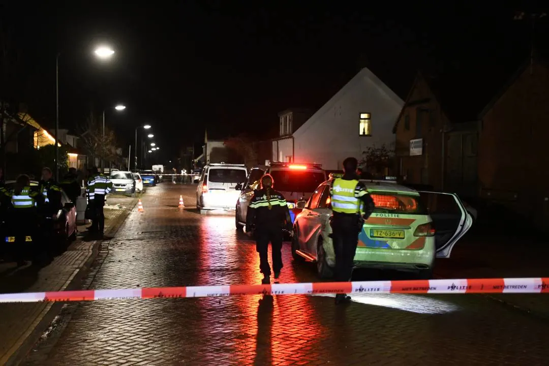 Politie schiet op auto die inreed op agenten in Oud-Vossemeer