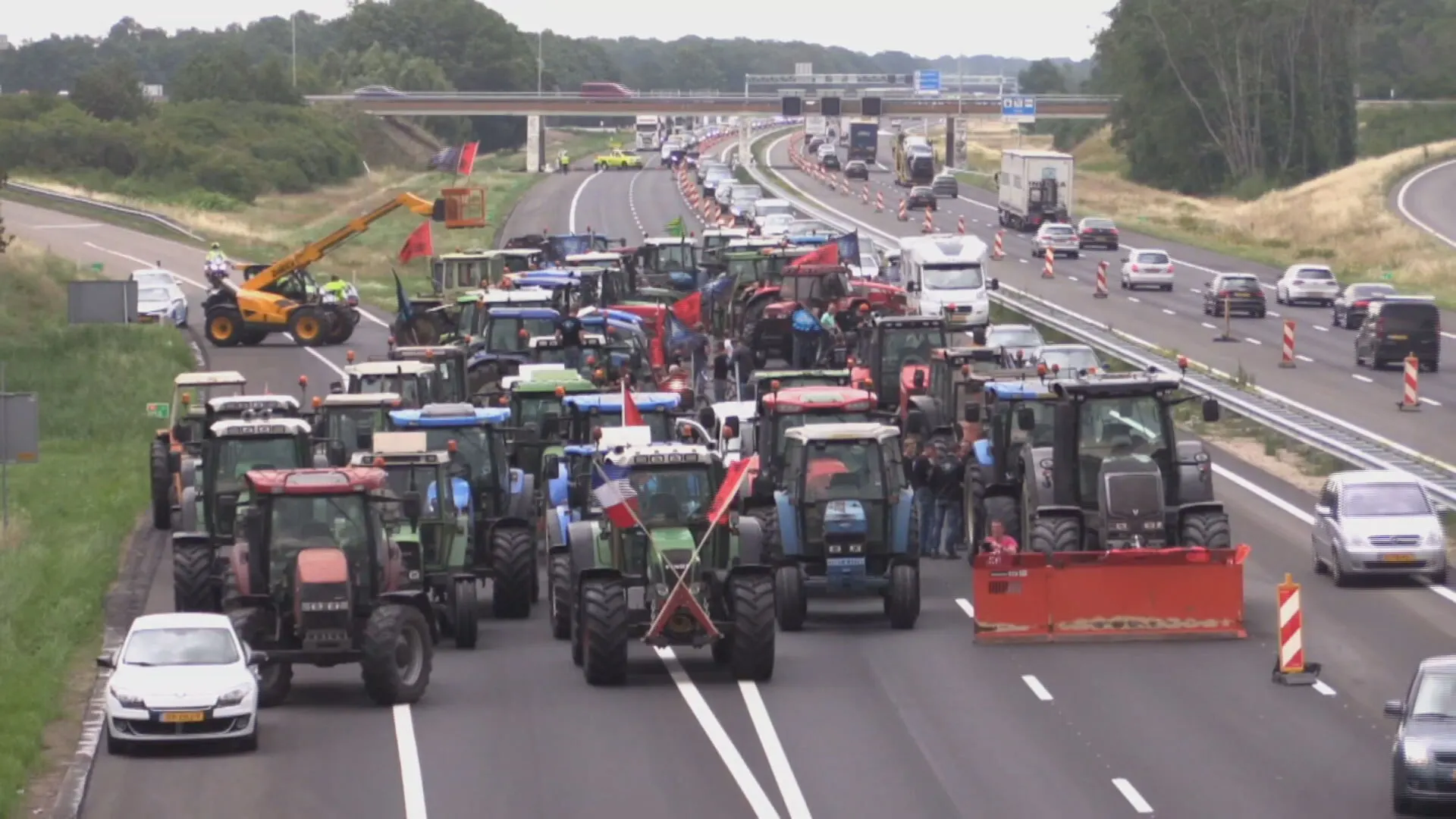 Verkeerschaos omdat boeren snelweg A1 blokkeren: uren vertraging