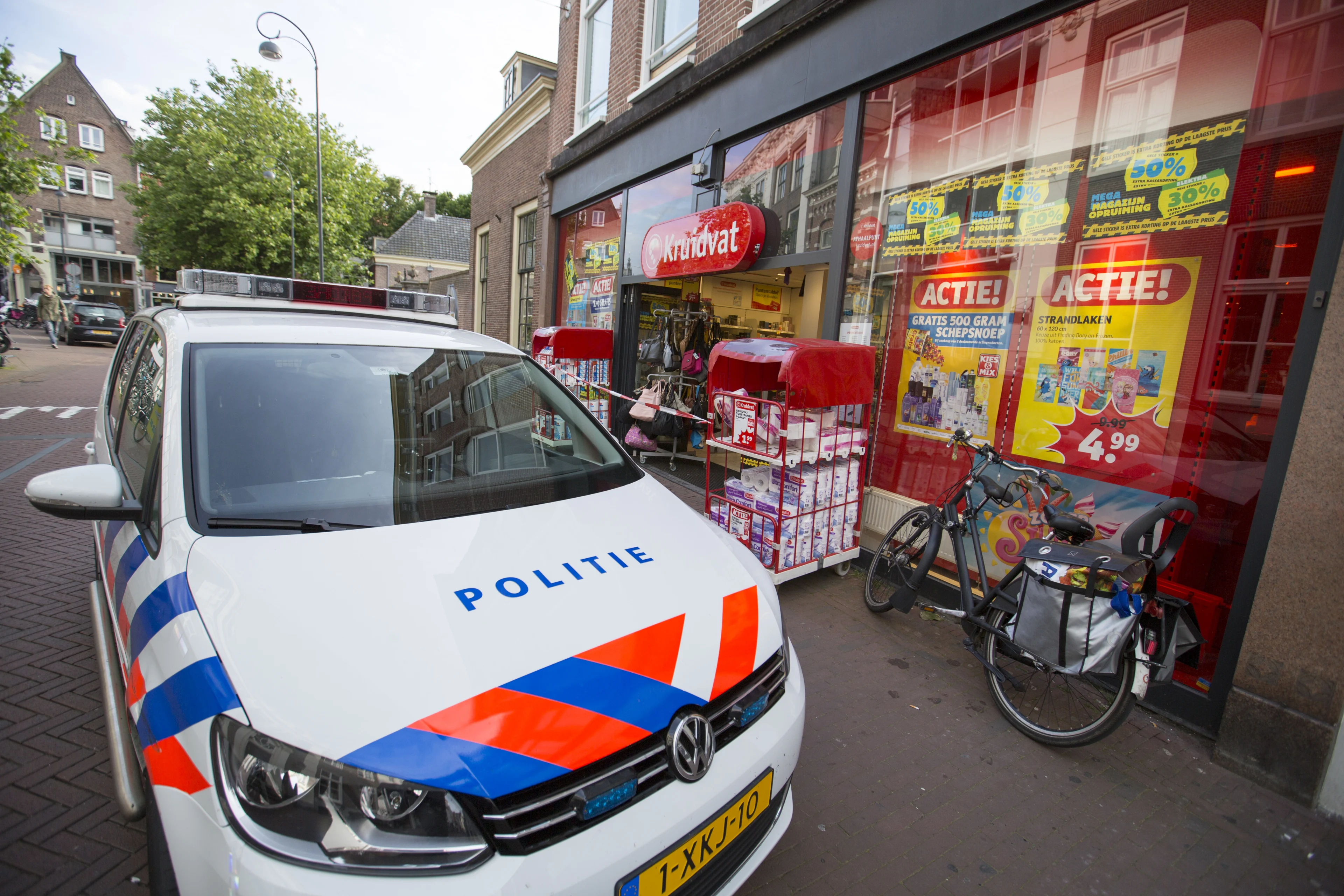 Vrouw zonder mondkapje gaat tekeer in Kruidvat: 'Grondwetten staan boven verplichtingen!'