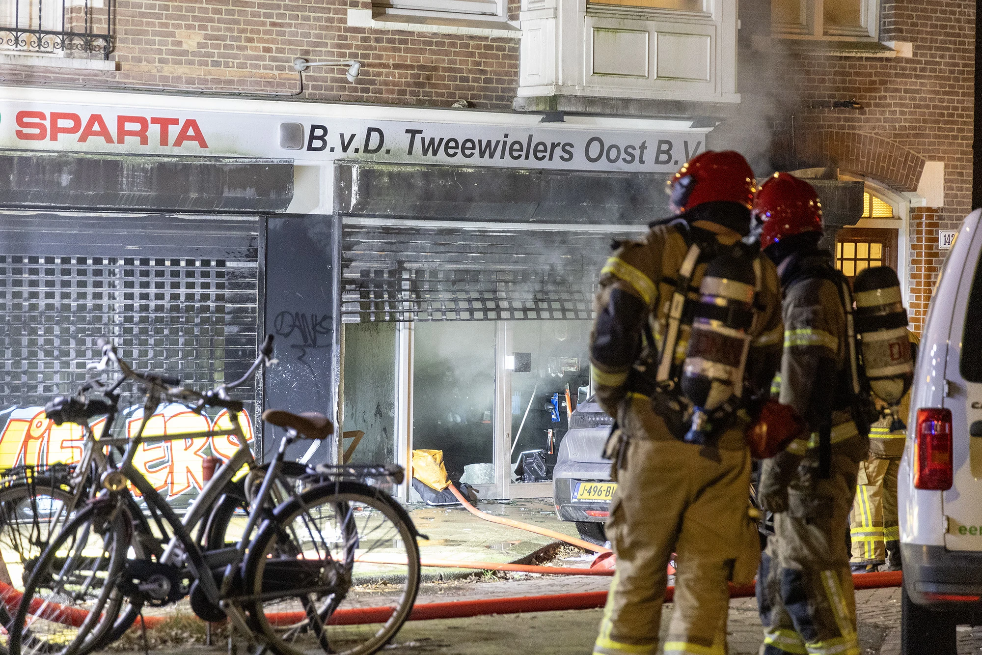 Meerdere appartementen ontruimd na brand in fietsenwinkel Amsterdam