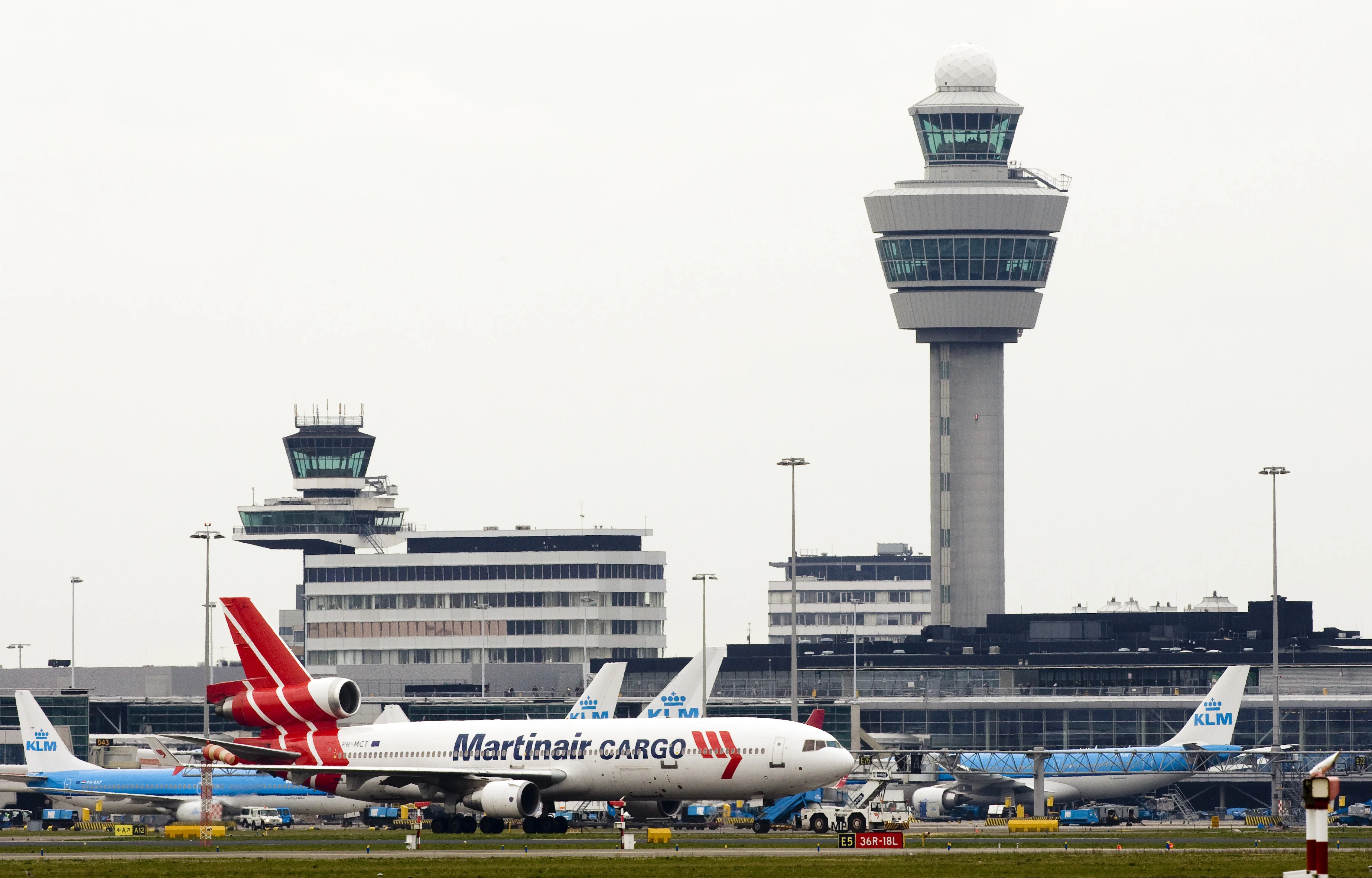 Coke in vliegtuig met bestemming Amsterdam, drie Nederlanders opgepakt