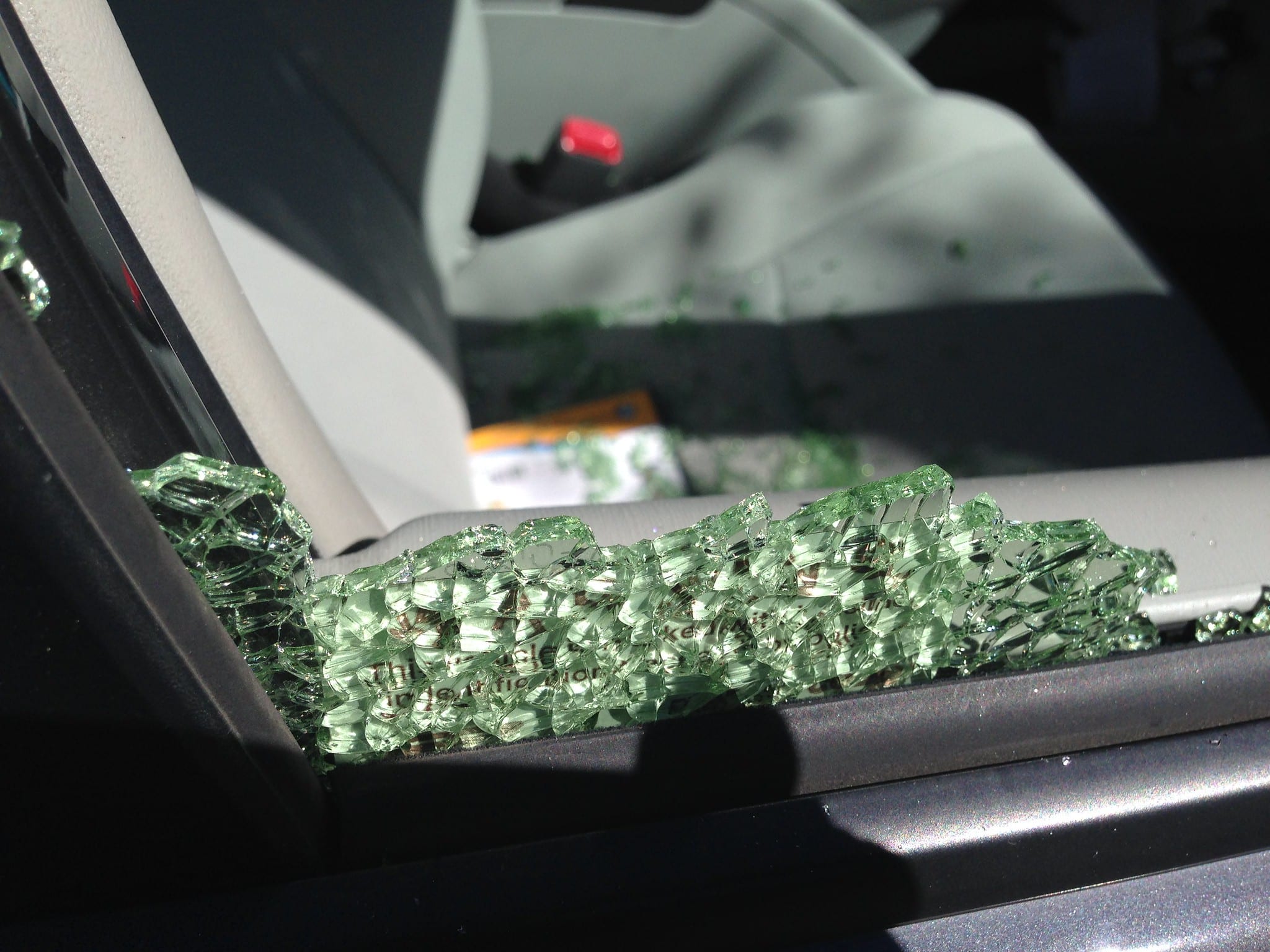 Elf auto's van Oekraïense vluchtelingen kort en klein geslagen in Rotterdam