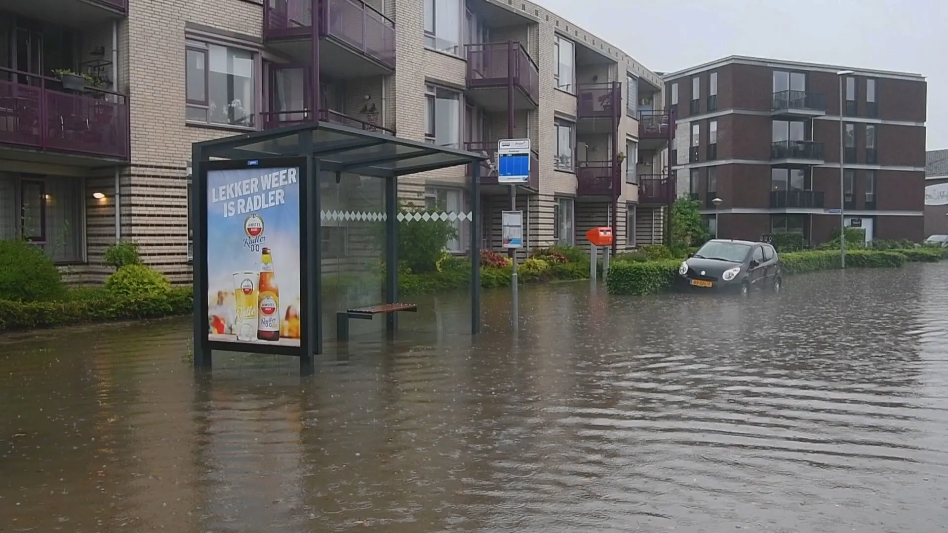 Bewoners Zuidoost-Nederland opgeschrikt door hevige regenval: 'Het loopt de huizen binnen'