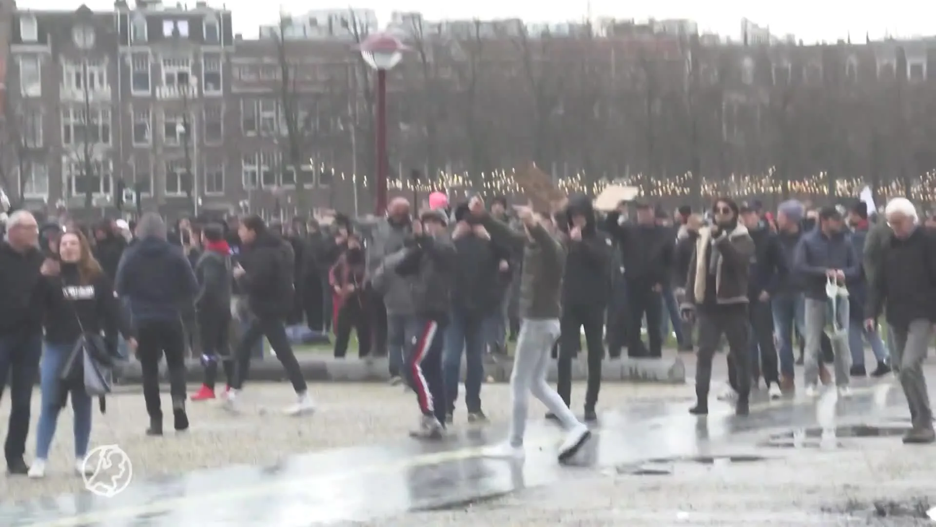 Mobiele Eenheid veegt Museumplein schoon, na grote opkomst voor afgelaste demonstratie