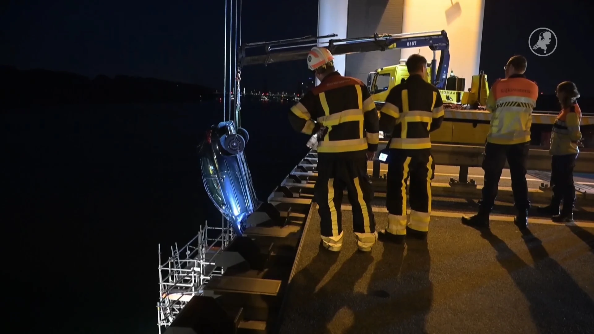 Auto komt terecht op steiger naast Botlekbrug, bestuurder probeert te vluchten
