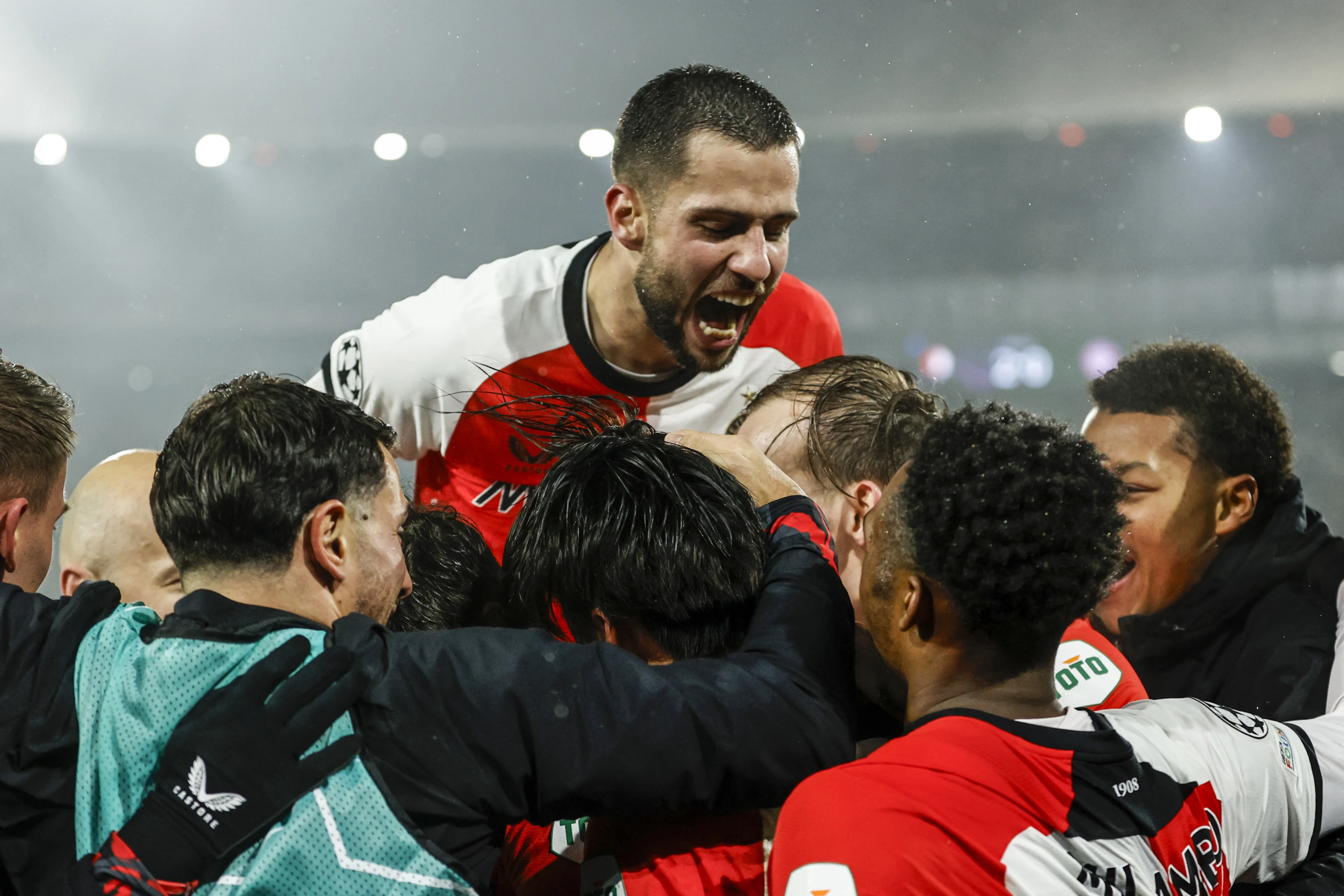 Feyenoord stunt tegen Bayern München (3-0) en bekert verder in Champions League